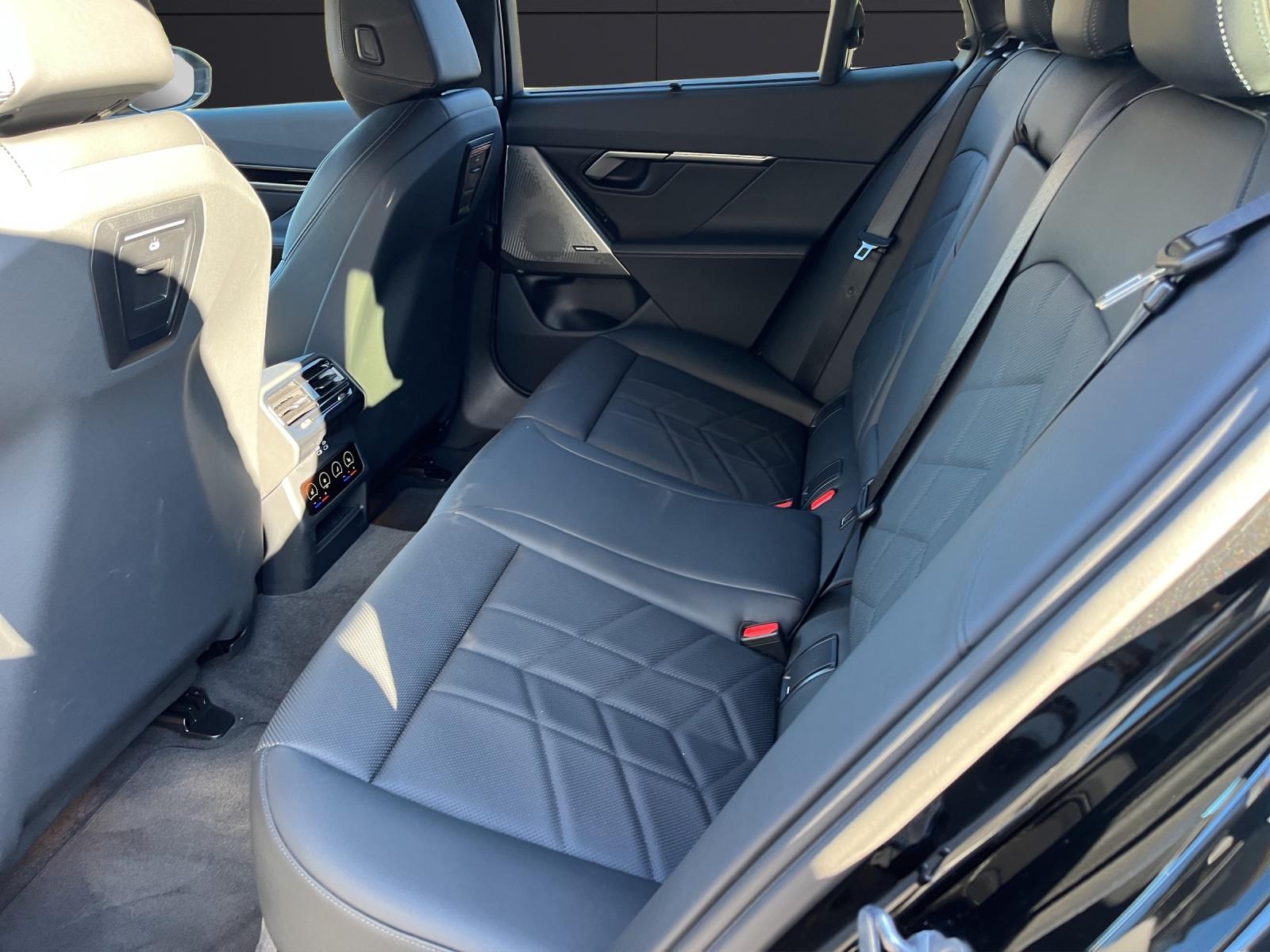 BMW 520d xDrive Touring-image-13
