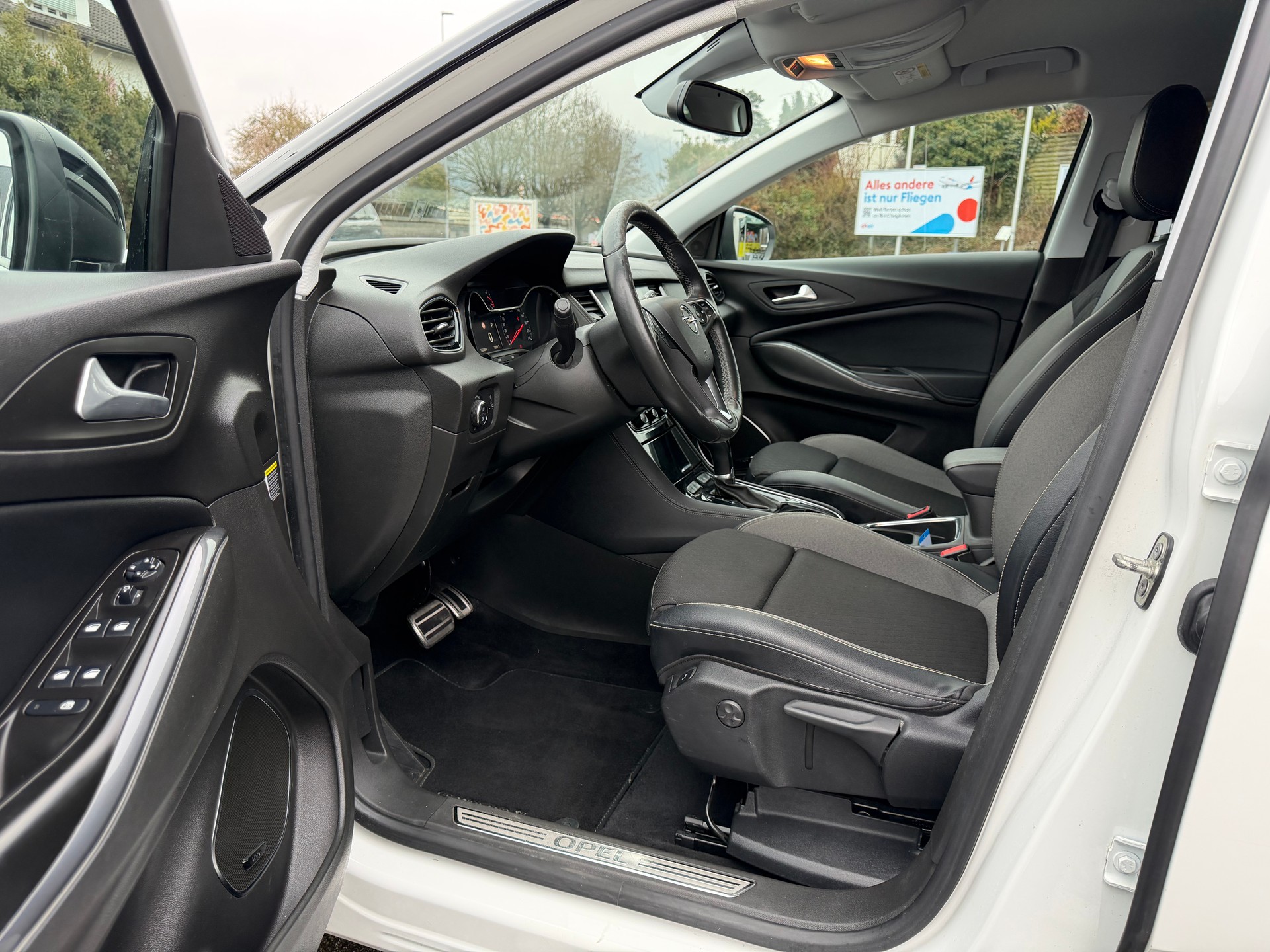 OPEL Grandland X 1.6 T Ultimate-image-9