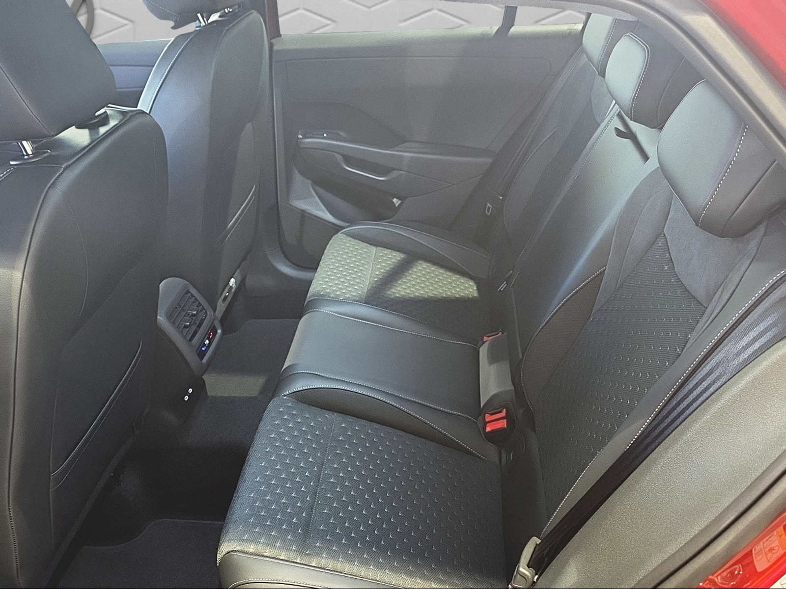 VW T-Roc 1.5 eTSI mHEV R-Line DSG-image-12
