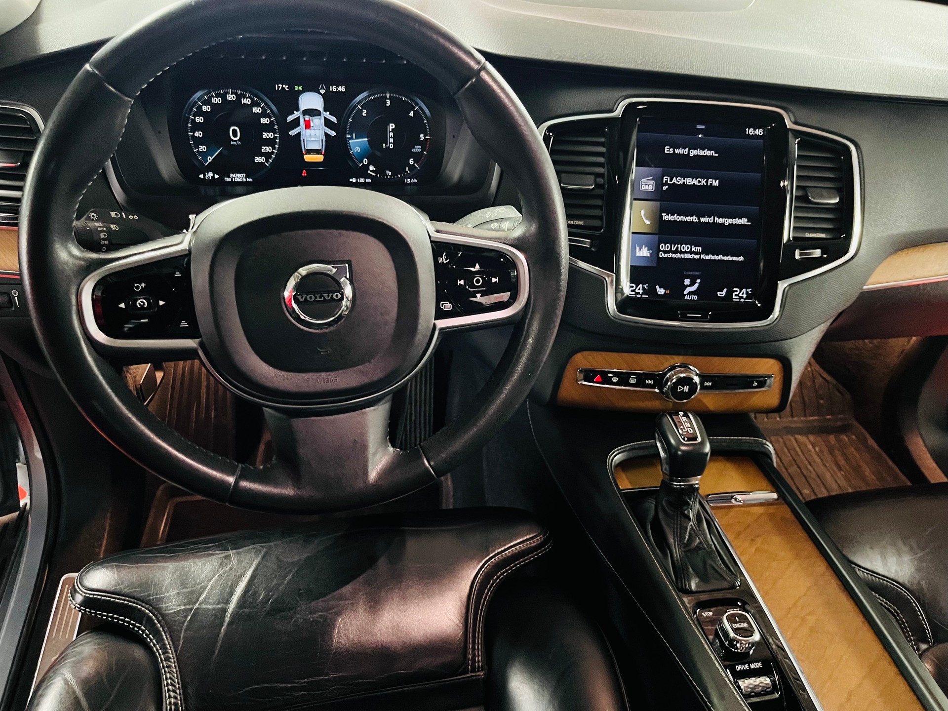 VOLVO XC90 D5 AWD Momentum Geartronic-image-10