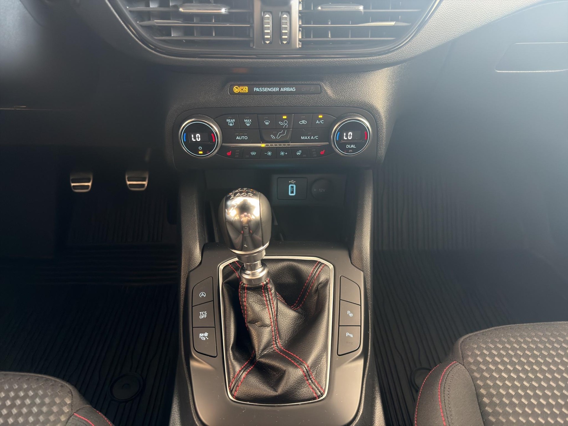 FORD Focus 1.0i EcoB Hybrid 155 ST-Line-image-15