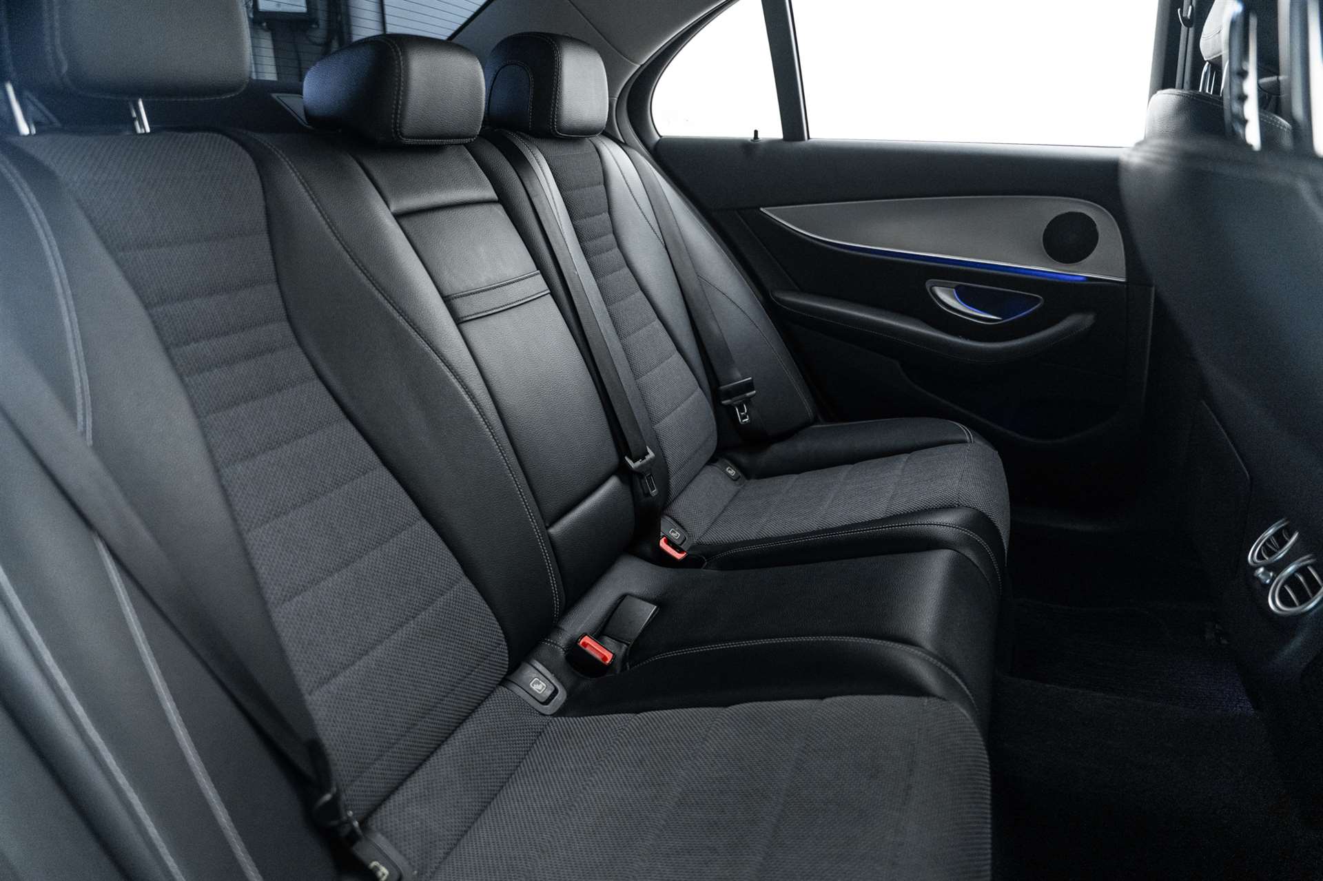 MERCEDES-BENZ E 220 d Avantgarde 9G-Tronic-image-11
