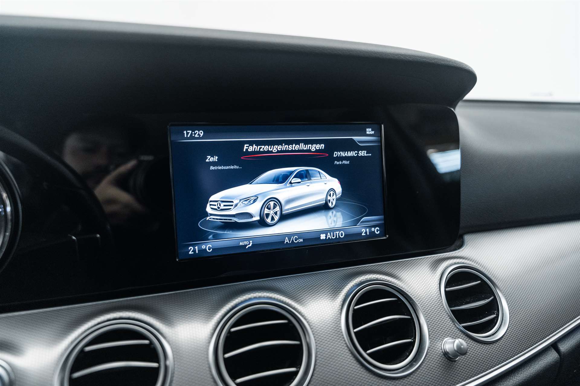 MERCEDES-BENZ E 220 d Avantgarde 9G-Tronic-image-22