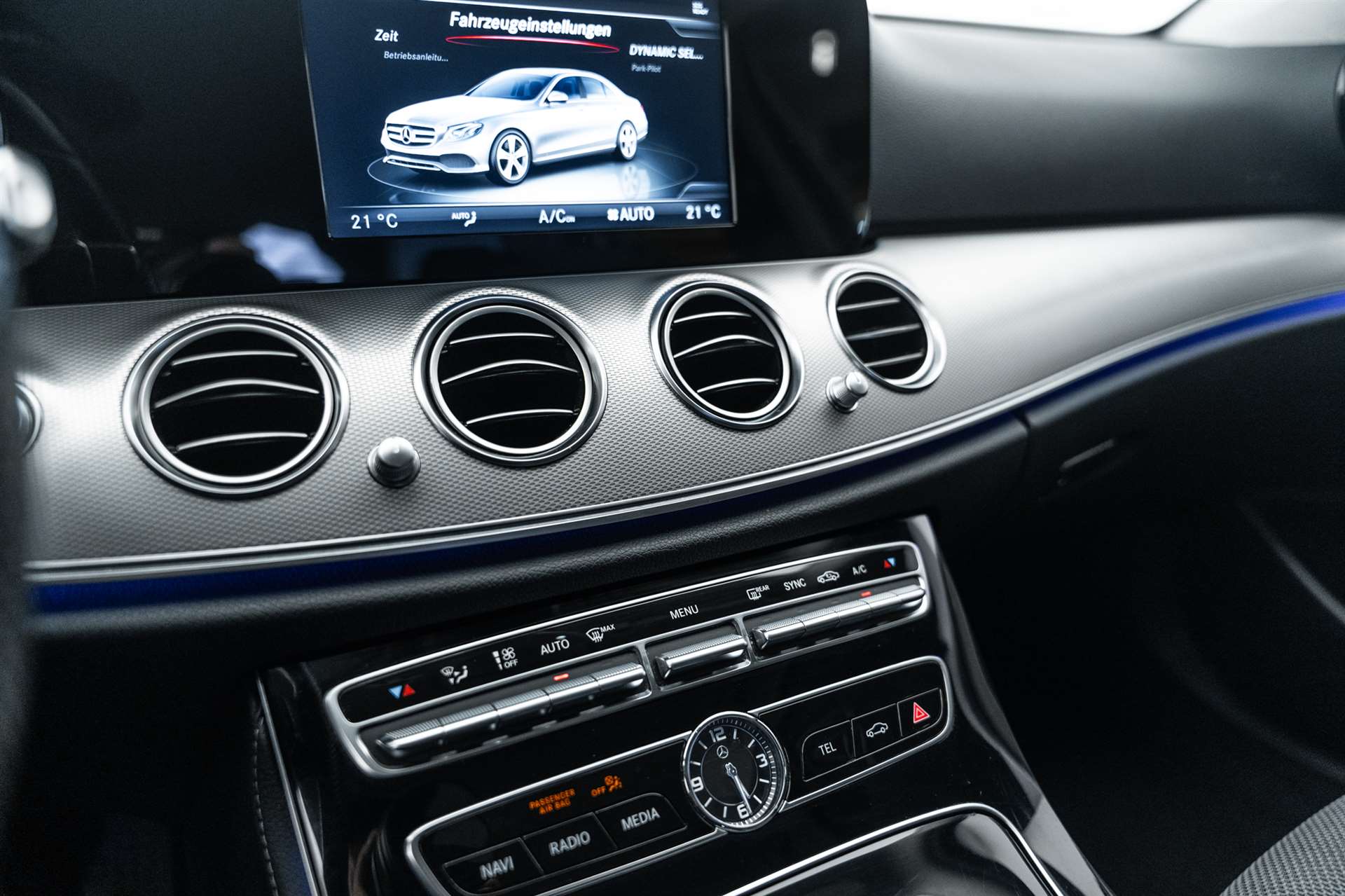 MERCEDES-BENZ E 220 d Avantgarde 9G-Tronic-image-24