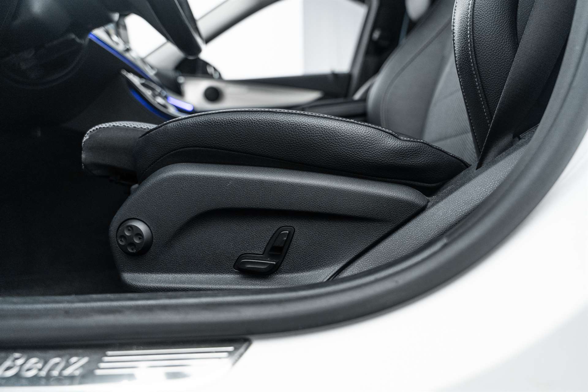 MERCEDES-BENZ E 220 d Avantgarde 9G-Tronic-image-15