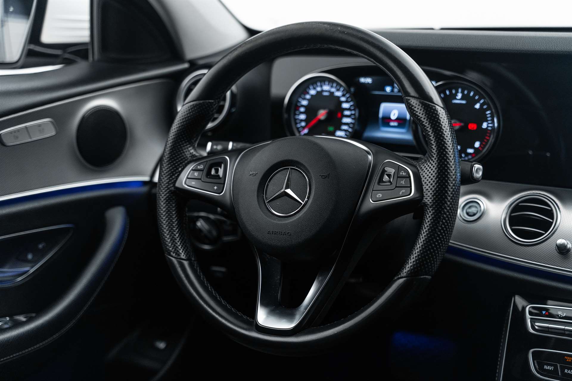 MERCEDES-BENZ E 220 d Avantgarde 9G-Tronic-image-8