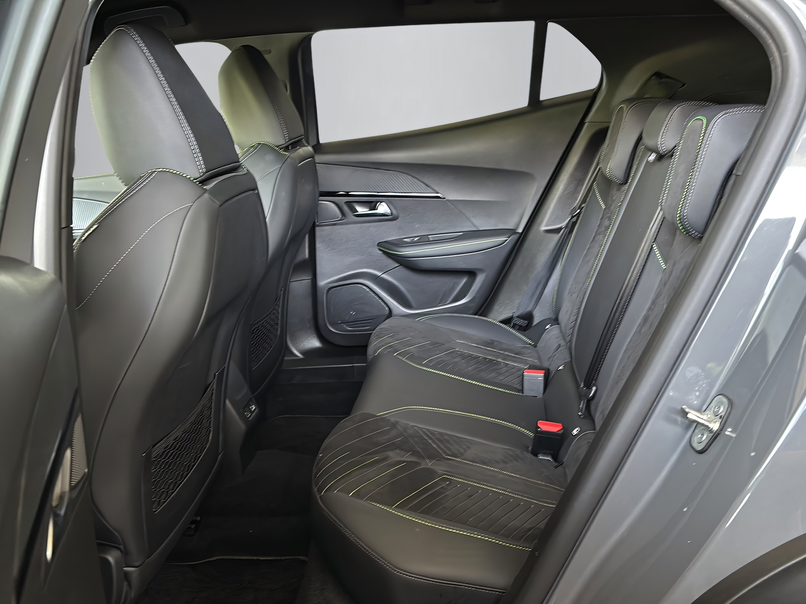 PEUGEOT 2008 1.2 PureTech 130 GT-image-6
