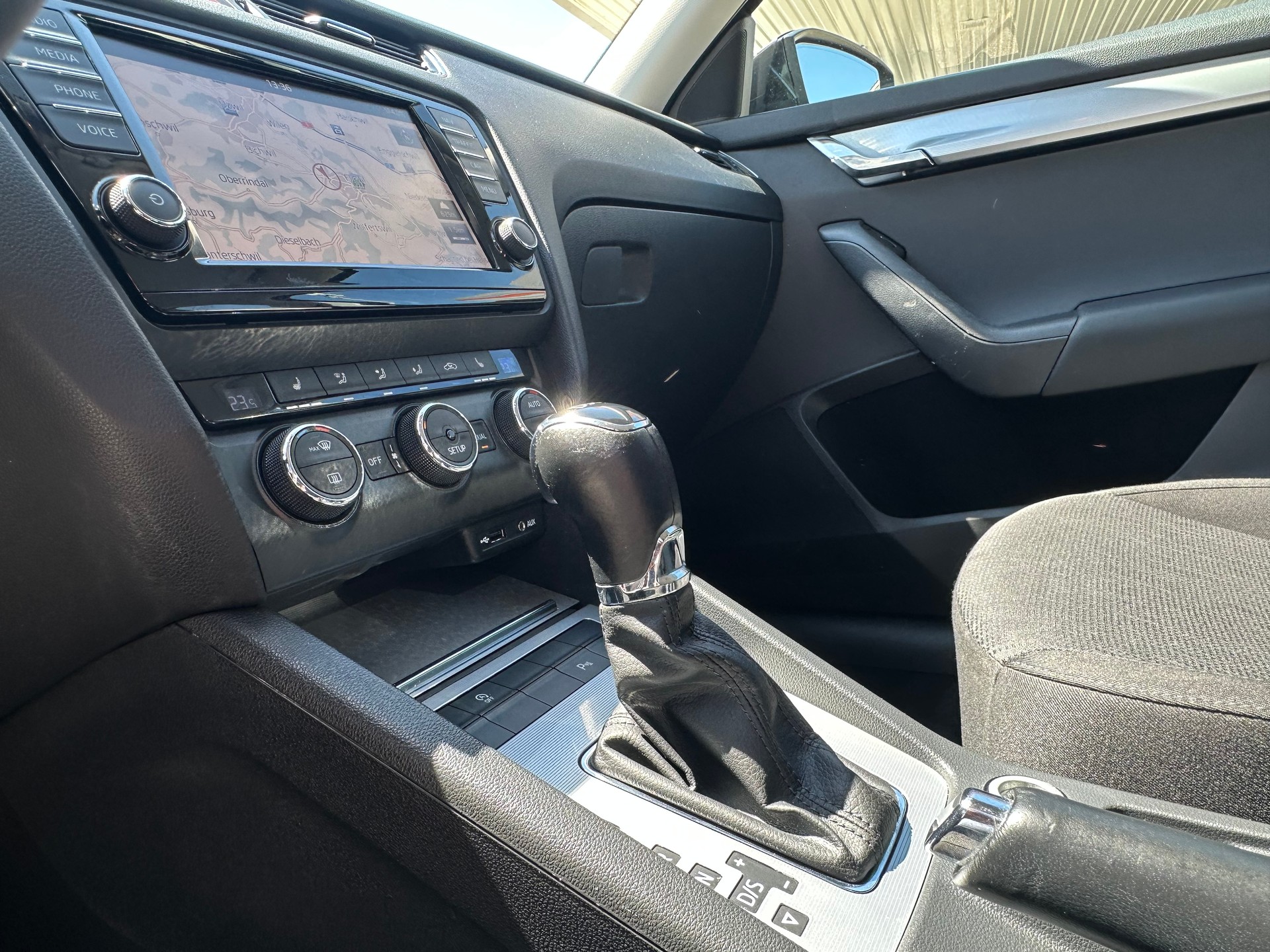SKODA Octavia Combi 1.4 TSI Elegance-image-8
