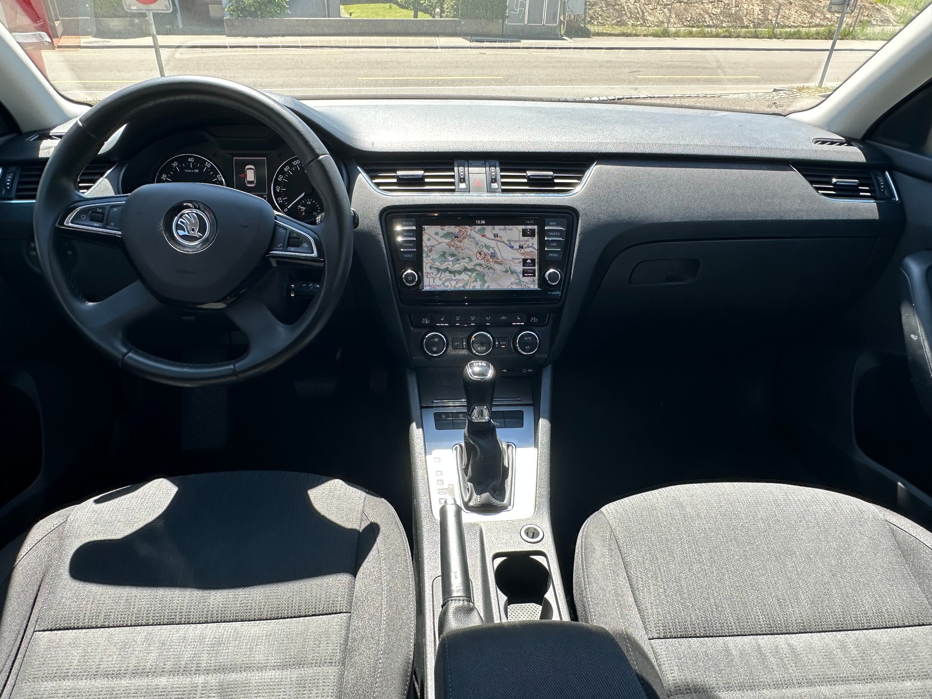 SKODA Octavia Combi 1.4 TSI Elegance-image-4