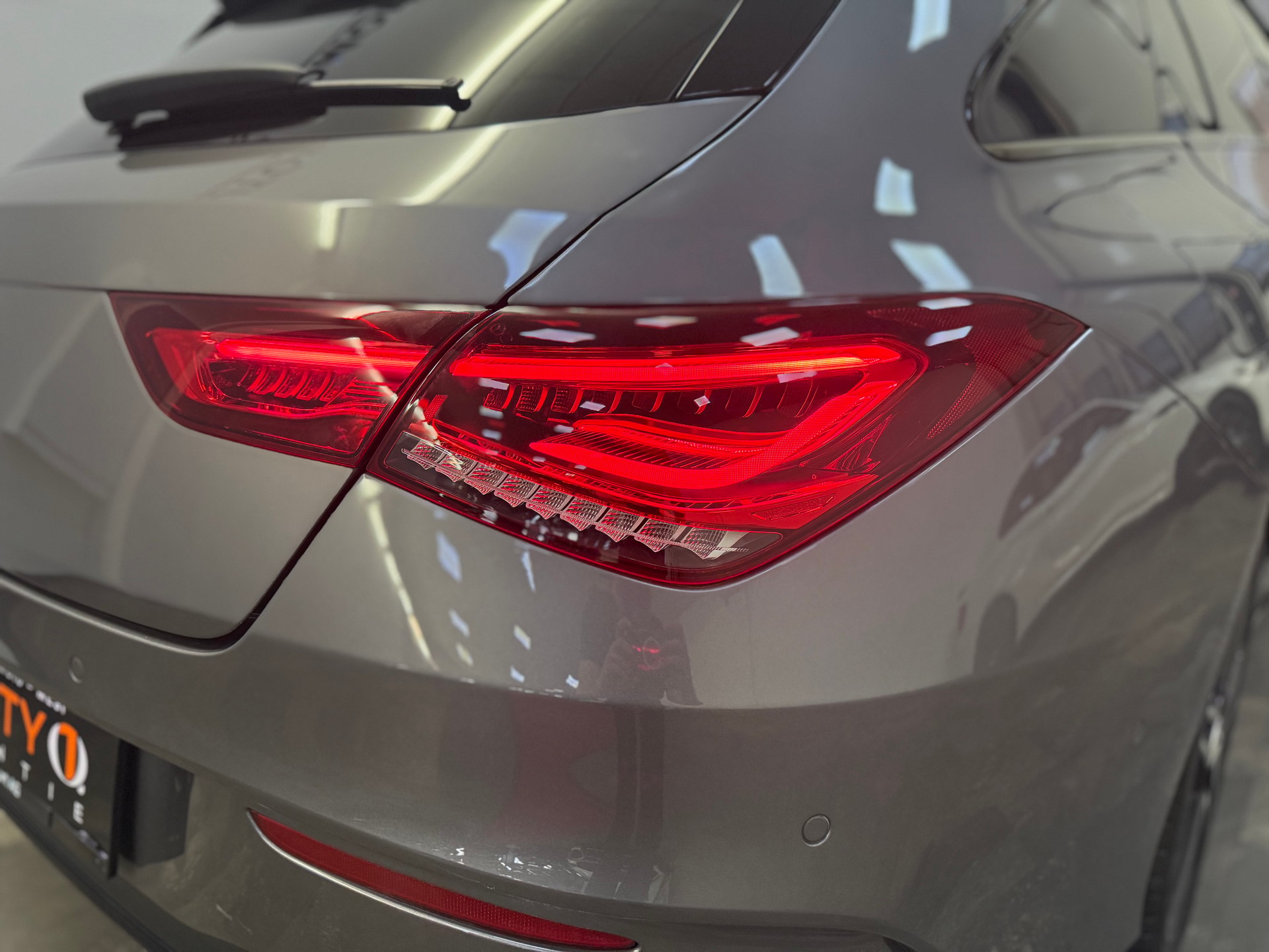 MERCEDES-BENZ CLA Shooting Brake 250 e 8G-DCT AMG Line-image-9