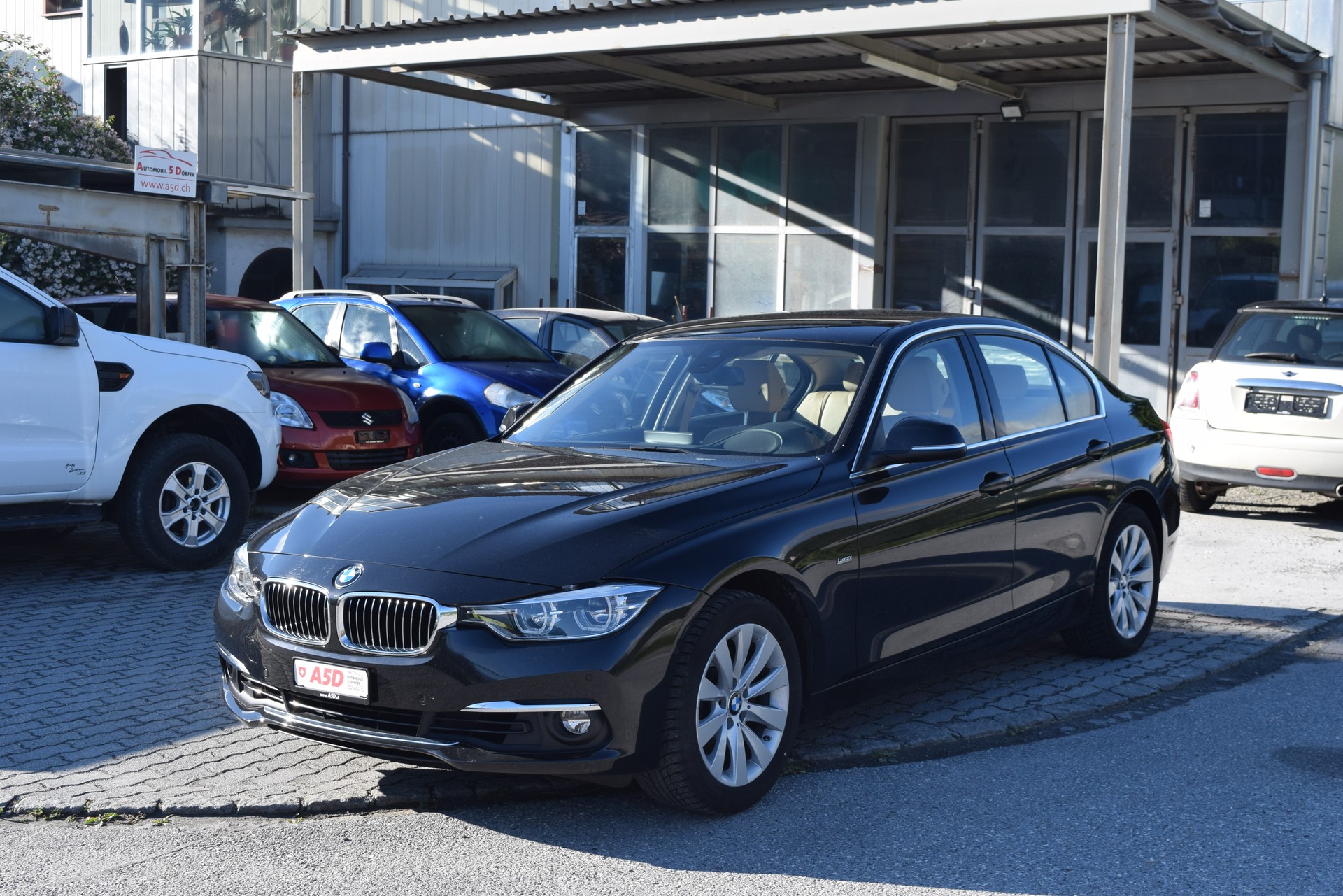 BMW 330i xDrive Luxury Line Steptronic-showroom-element-2