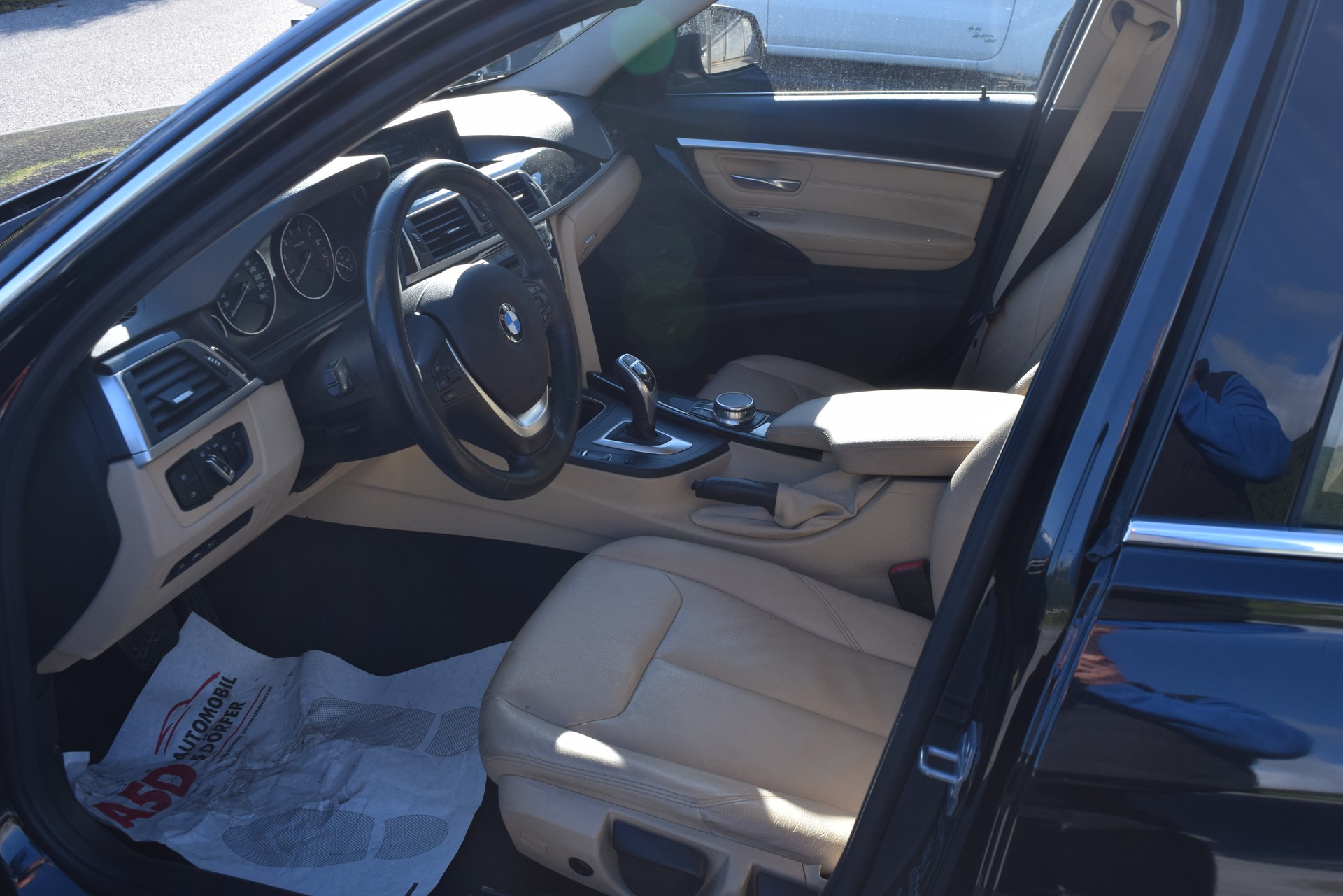 BMW 330i xDrive Luxury Line Steptronic-image-16