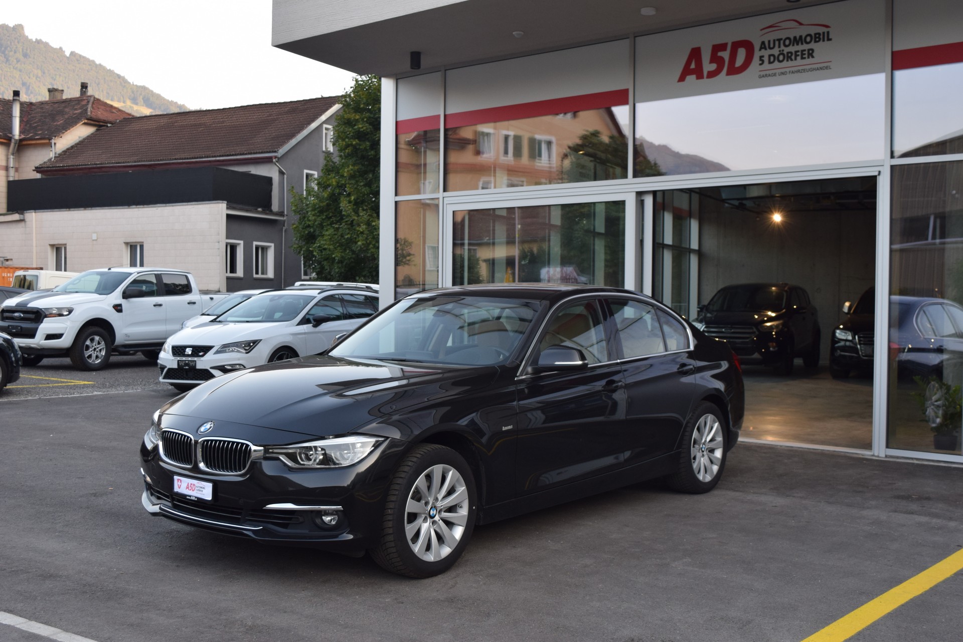 BMW 330i xDrive Luxury Line Steptronic-showroom-element-1