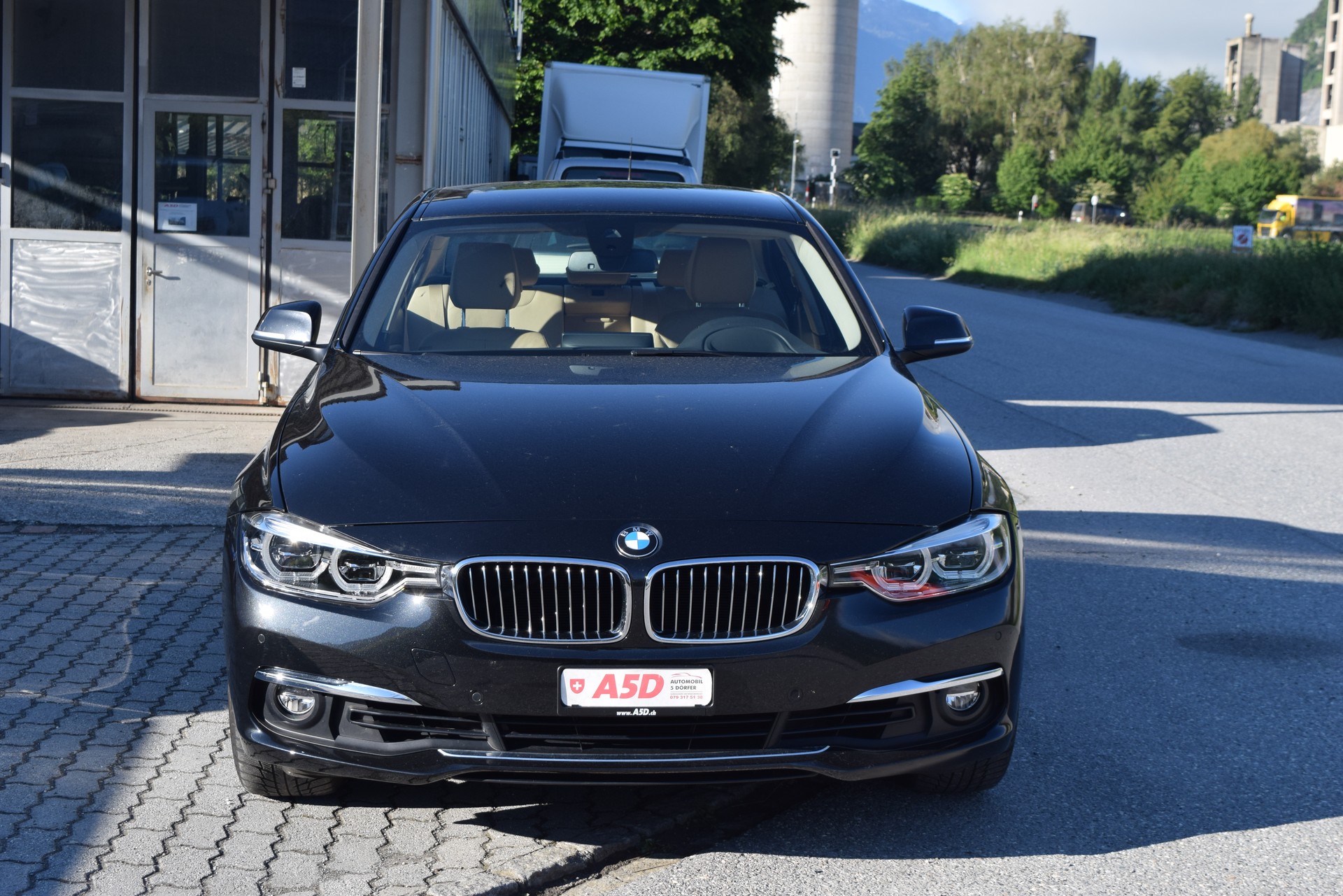 BMW 330i xDrive Luxury Line Steptronic-showroom-element-1
