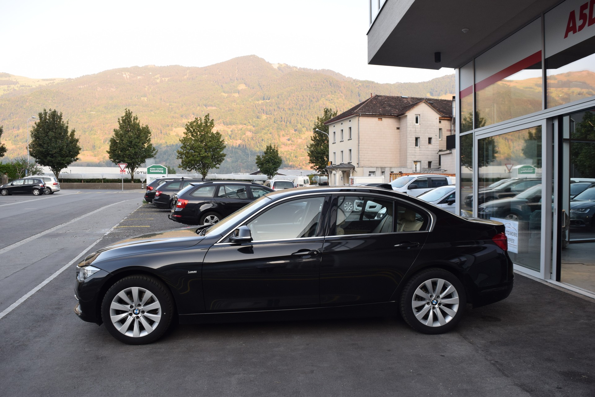 BMW 330i xDrive Luxury Line Steptronic-showroom-element-3