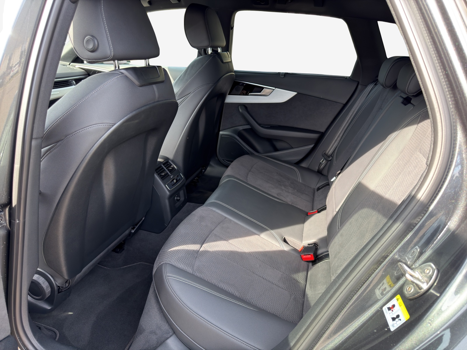AUDI A4 Avant 45 TFSI S line S-tronic quattro-image-11