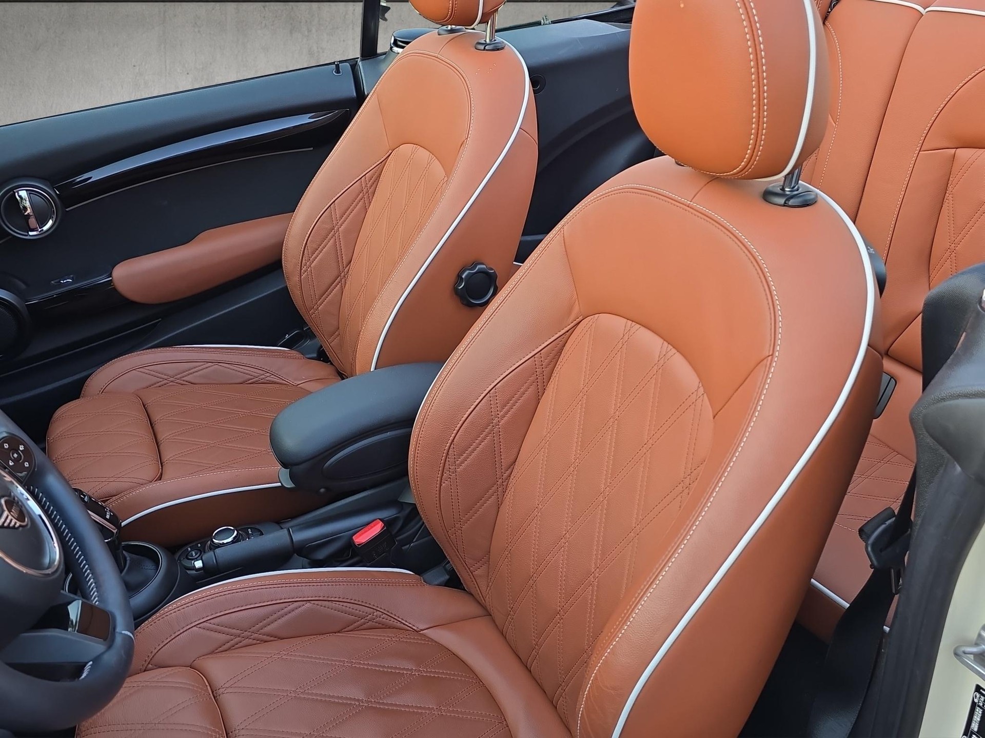 MINI Cabrio F57 1.5i Cooper-image-9