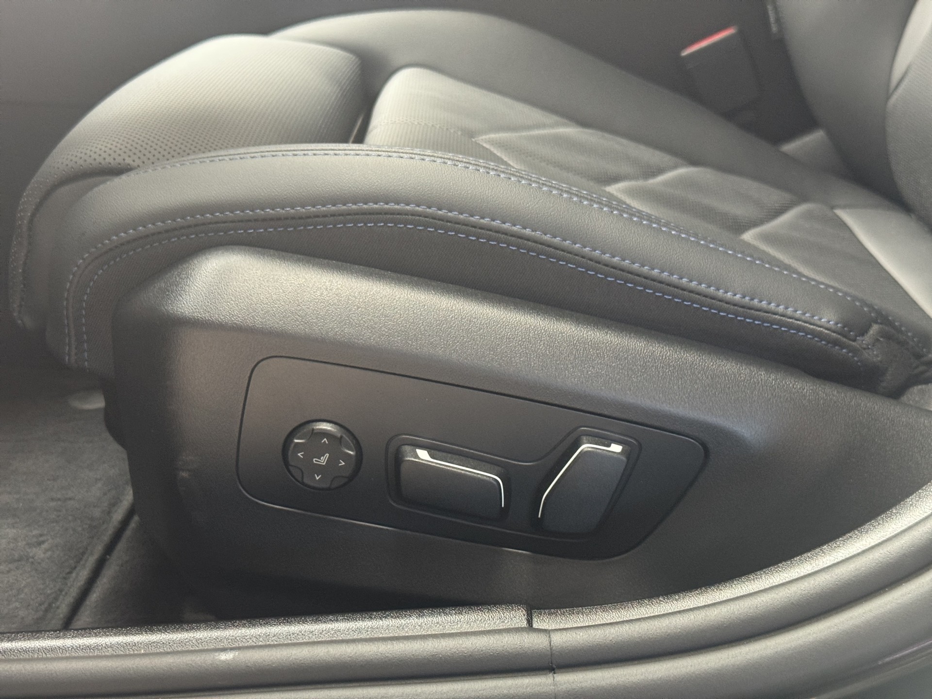 BMW 520d xDrive 48V Touring M Sport Steptronic-image-9