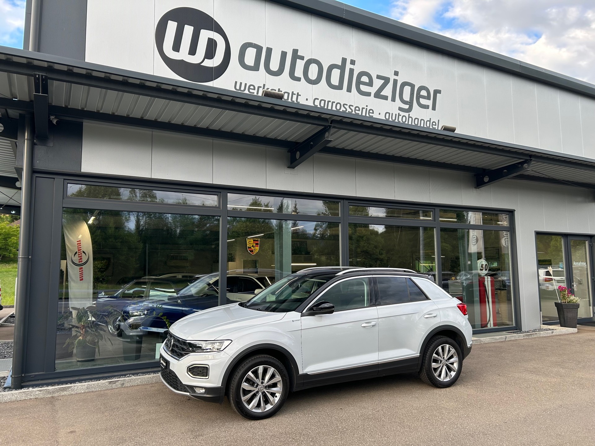 VW T-Roc 1.0 TSI Advance-image-0