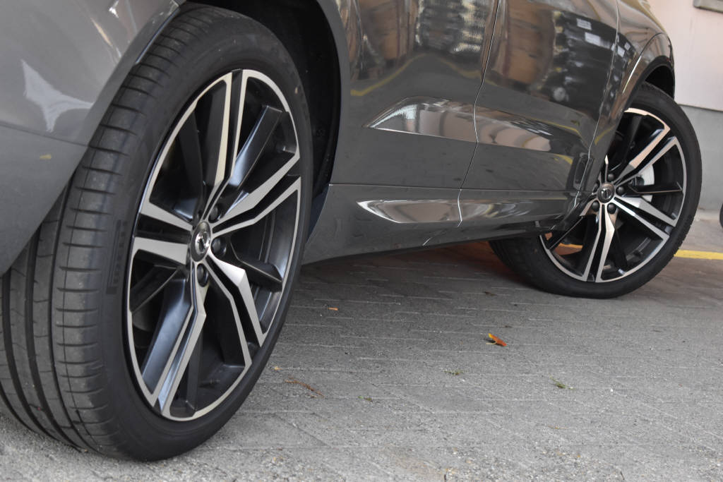 VOLVO XC60 2.0 T8 TE R-Design eAWD-image-4