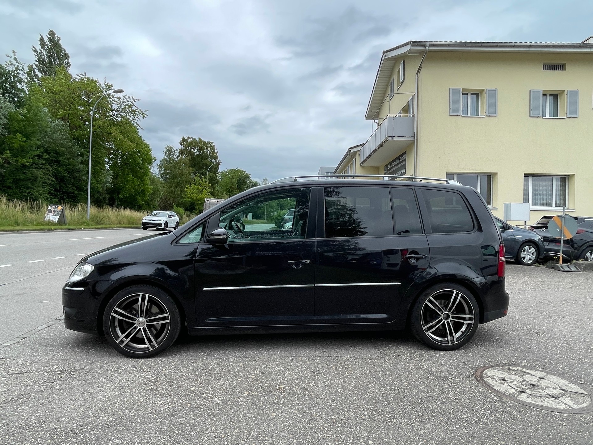 VW Touran 2.0 TDI Highline-image-1