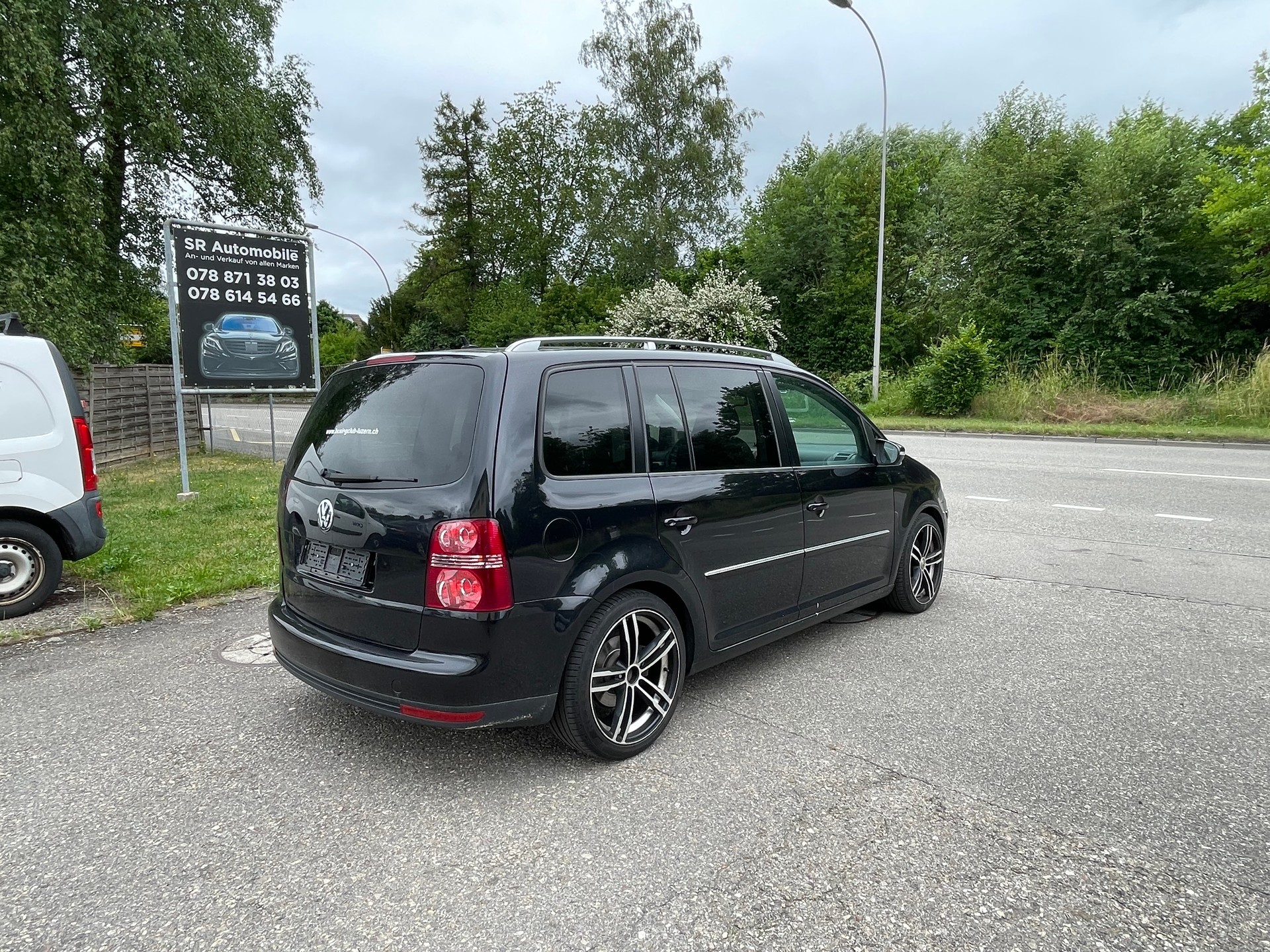 VW Touran 2.0 TDI Highline-image-3