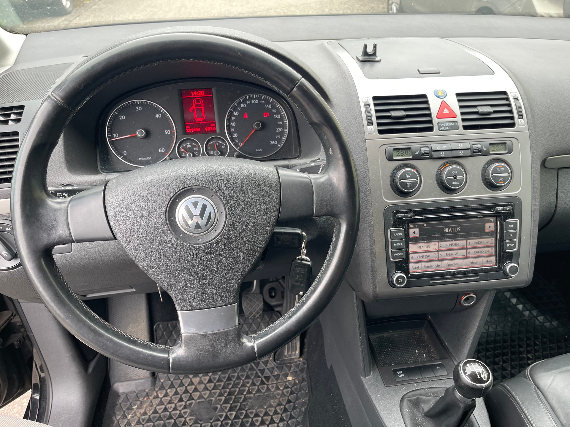 VW Touran 2.0 TDI Highline-image-10