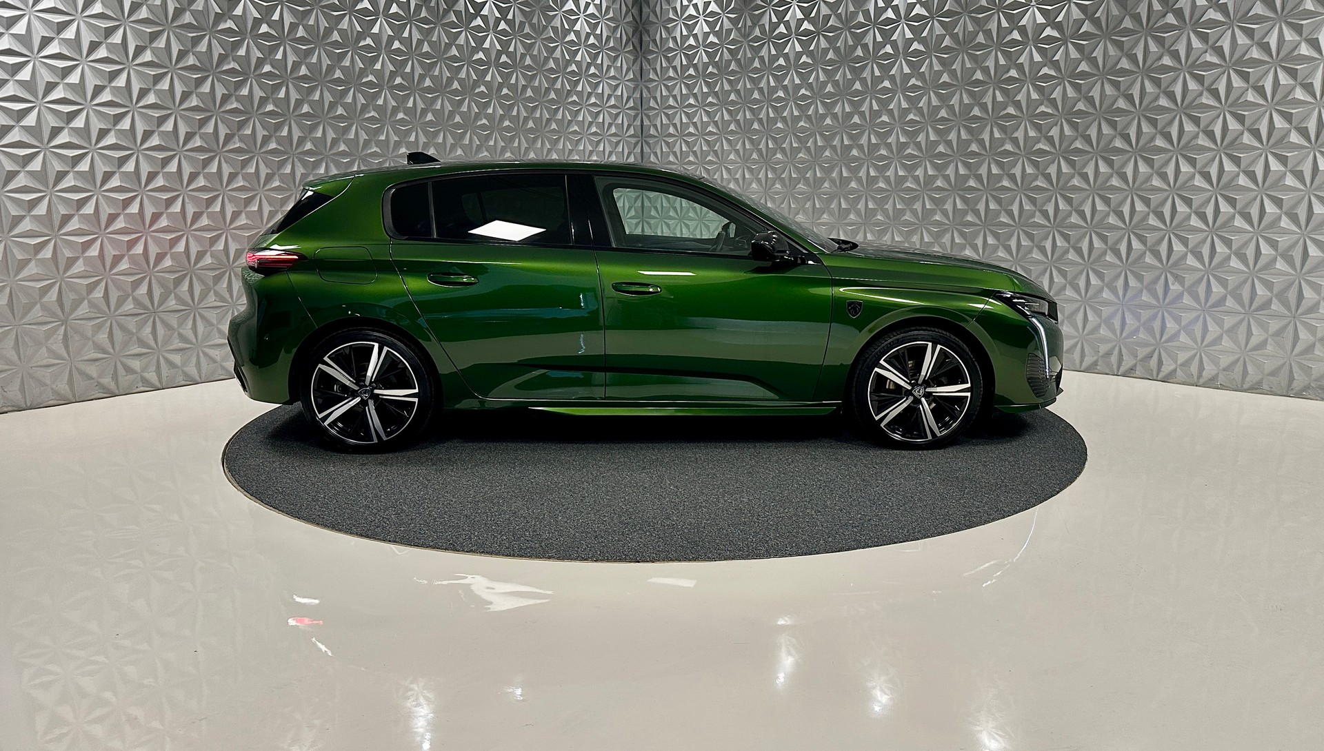 PEUGEOT 308 1.2 Pure Tech GT Pack EAT8-image-3