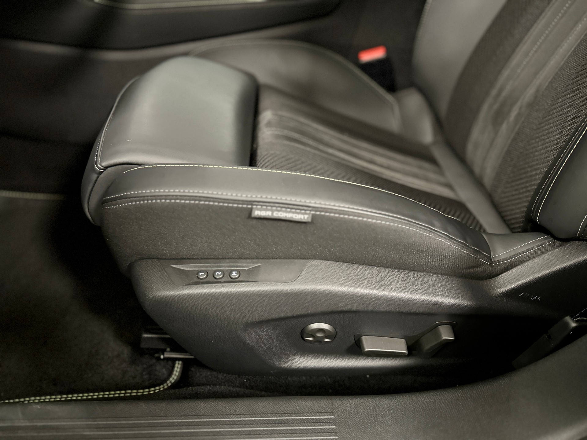 PEUGEOT 308 1.2 Pure Tech GT Pack EAT8-image-12