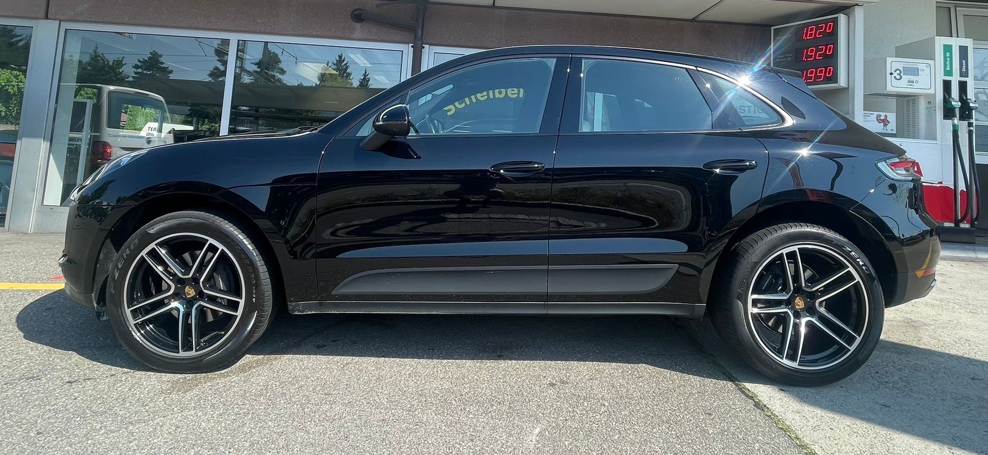 PORSCHE Macan PDK 245 PS All Black CH-Auto nur Porsche Service-image-0