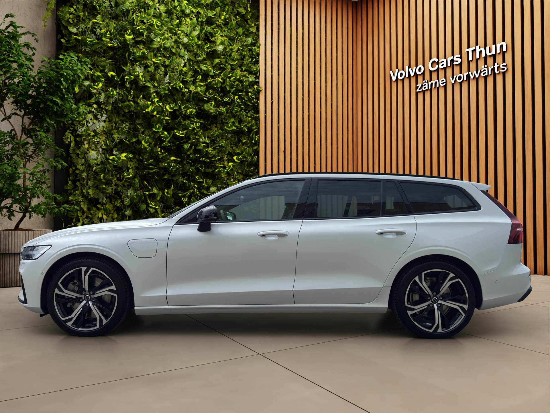VOLVO V60 2.0 T8 TE Ultra Dark eAWD-image-4