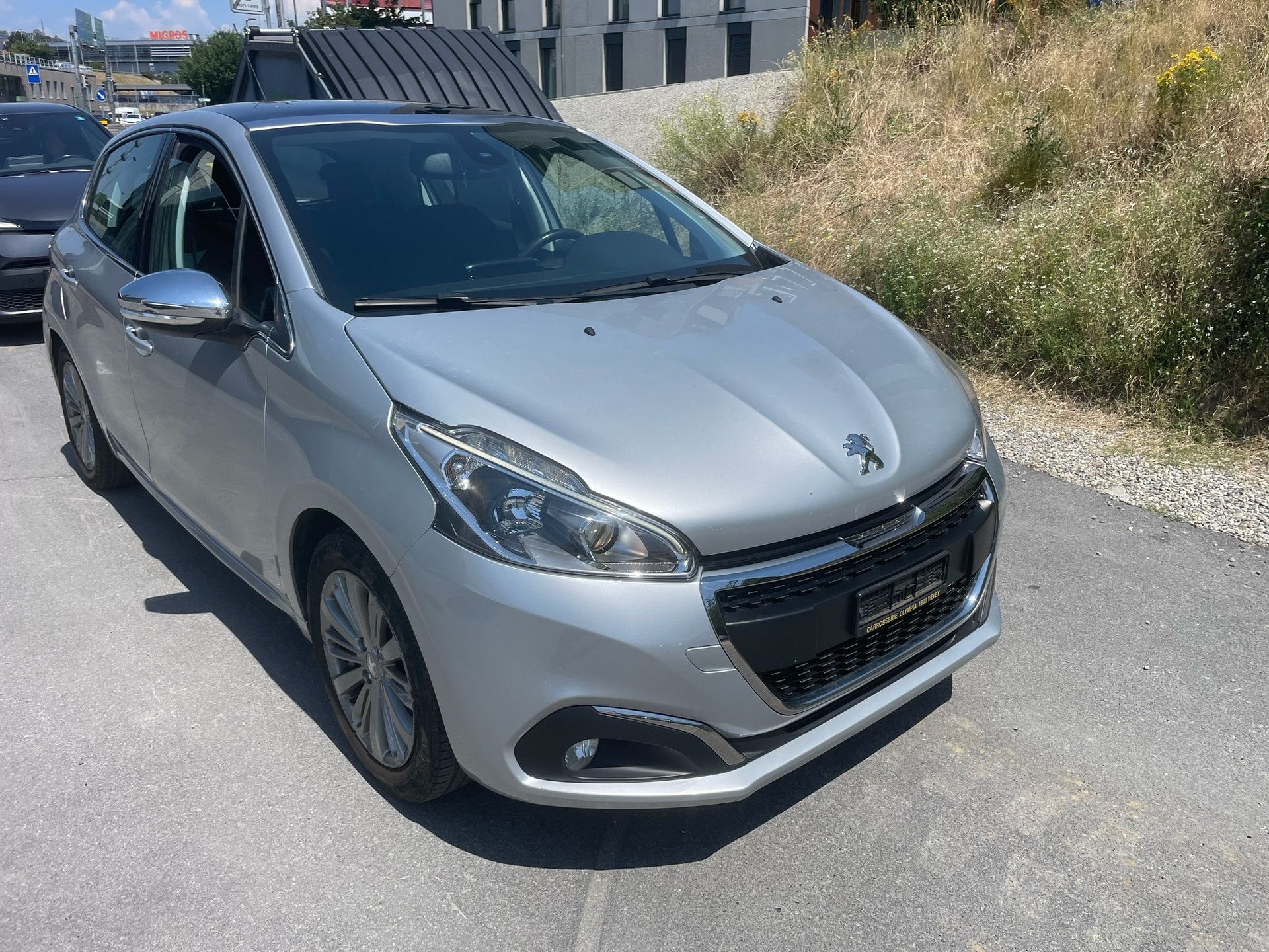 PEUGEOT 208 1.2 PureTech Allure-image-1