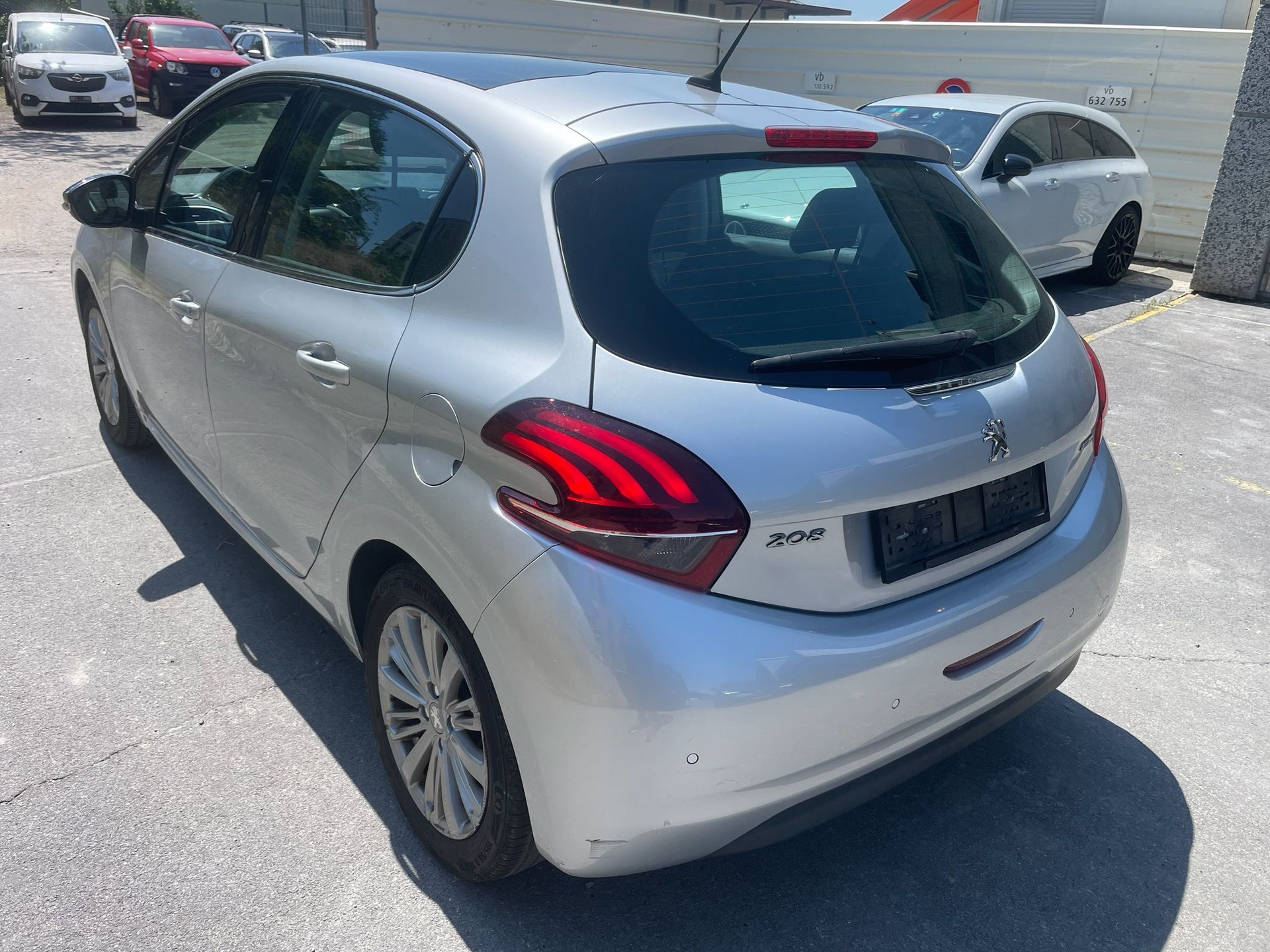 PEUGEOT 208 1.2 PureTech Allure-image-4