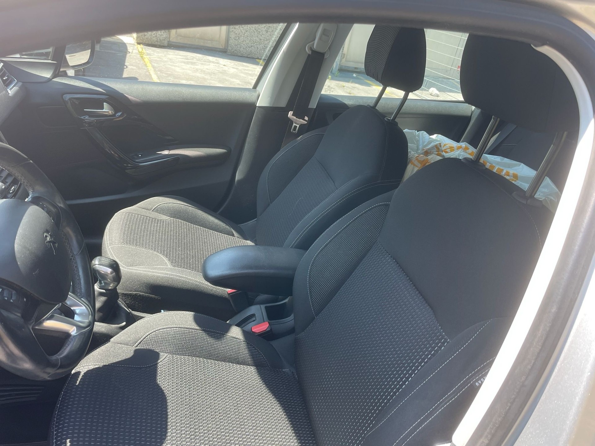 PEUGEOT 208 1.2 PureTech Allure-image-9