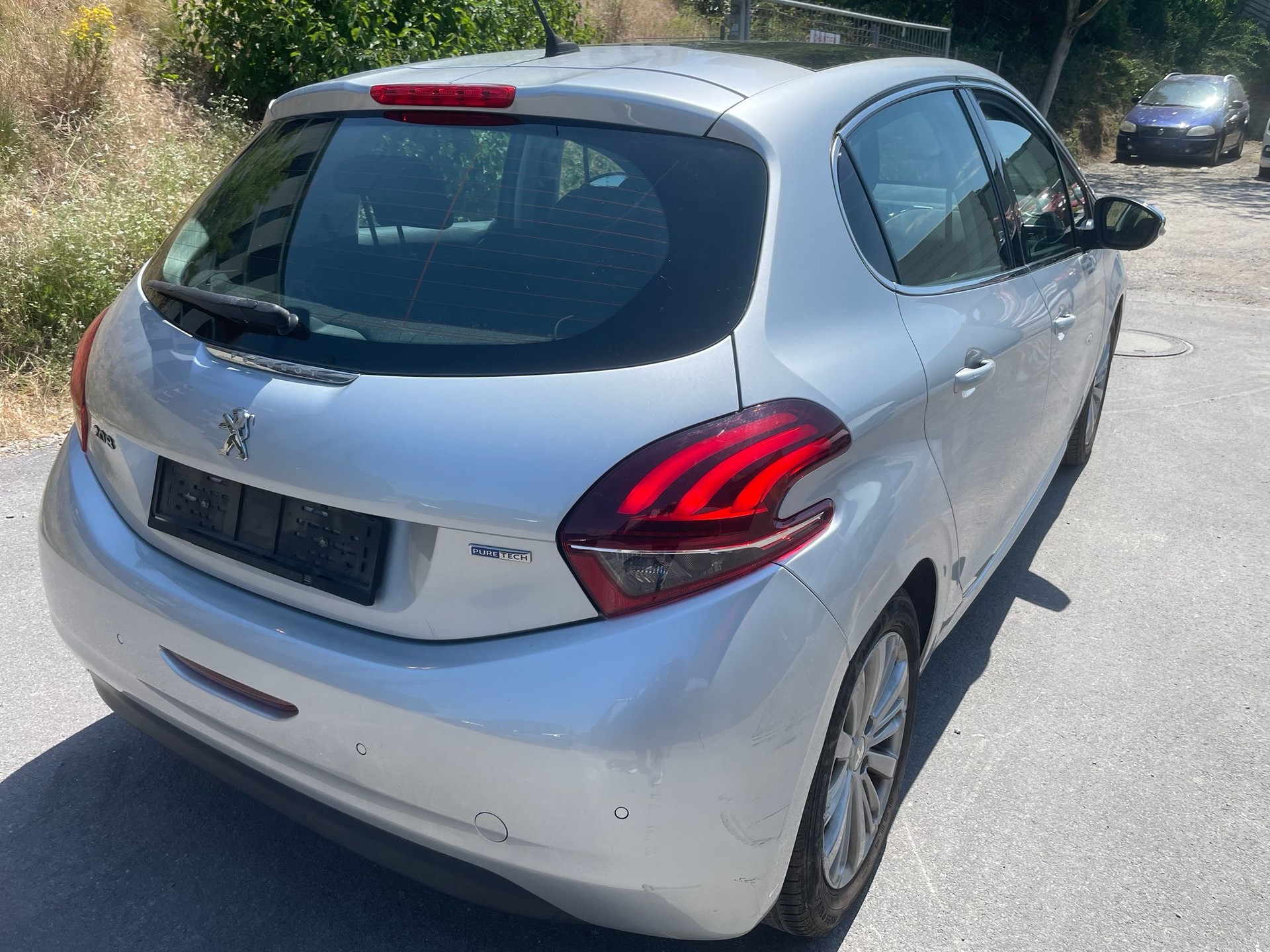 PEUGEOT 208 1.2 PureTech Allure-image-5
