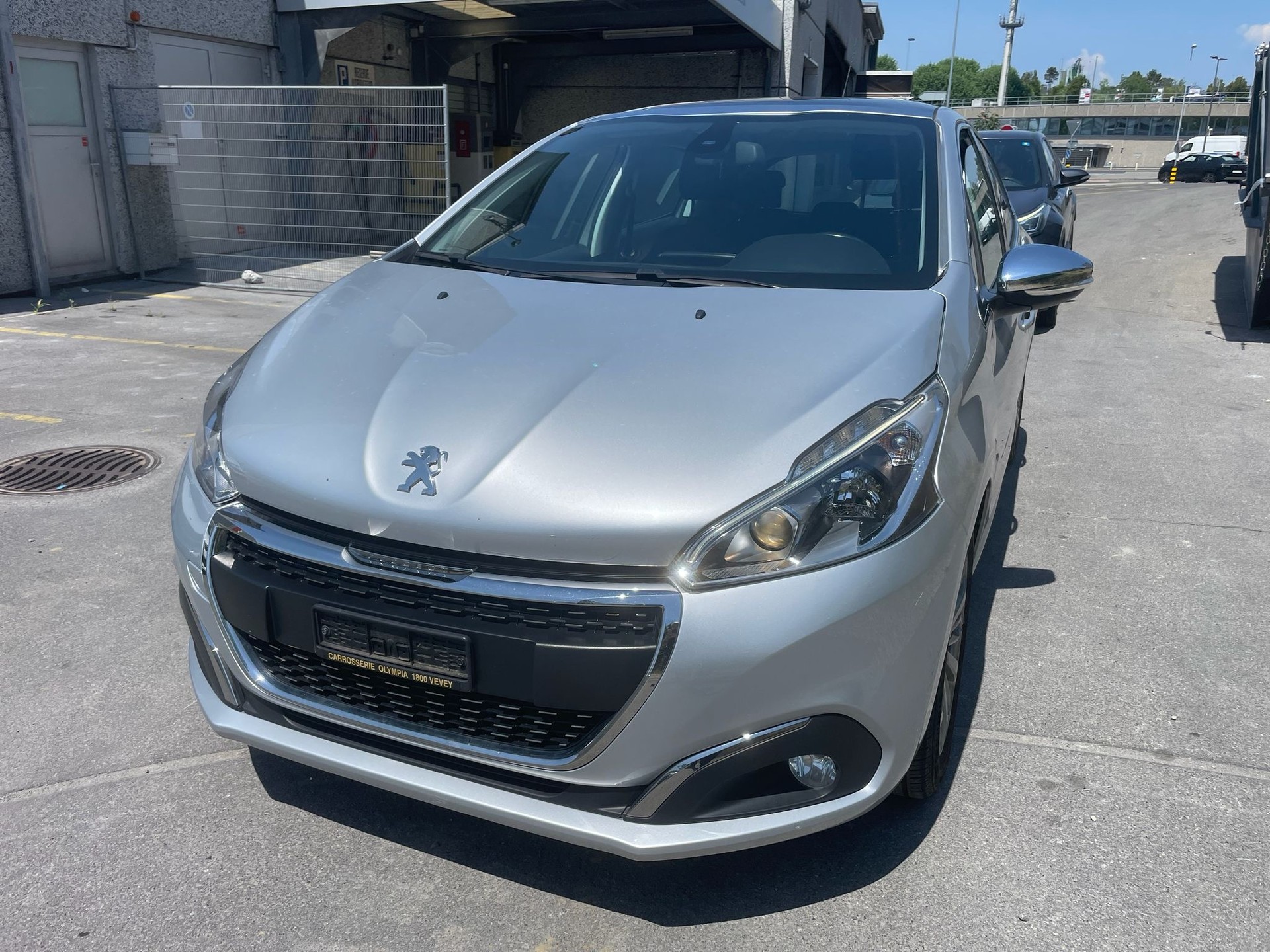 PEUGEOT 208 1.2 PureTech Allure-image-0
