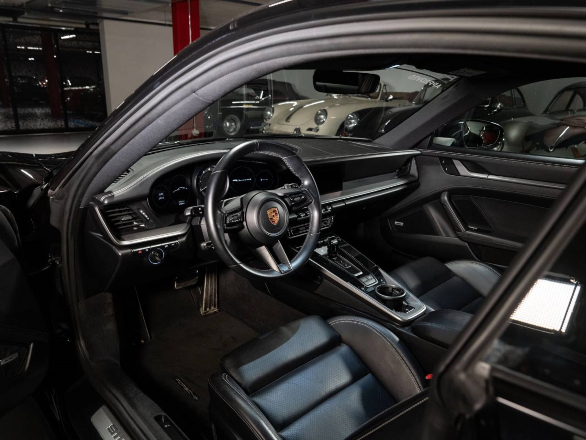 PORSCHE 911 Carrera 4S (MY22)-image-3