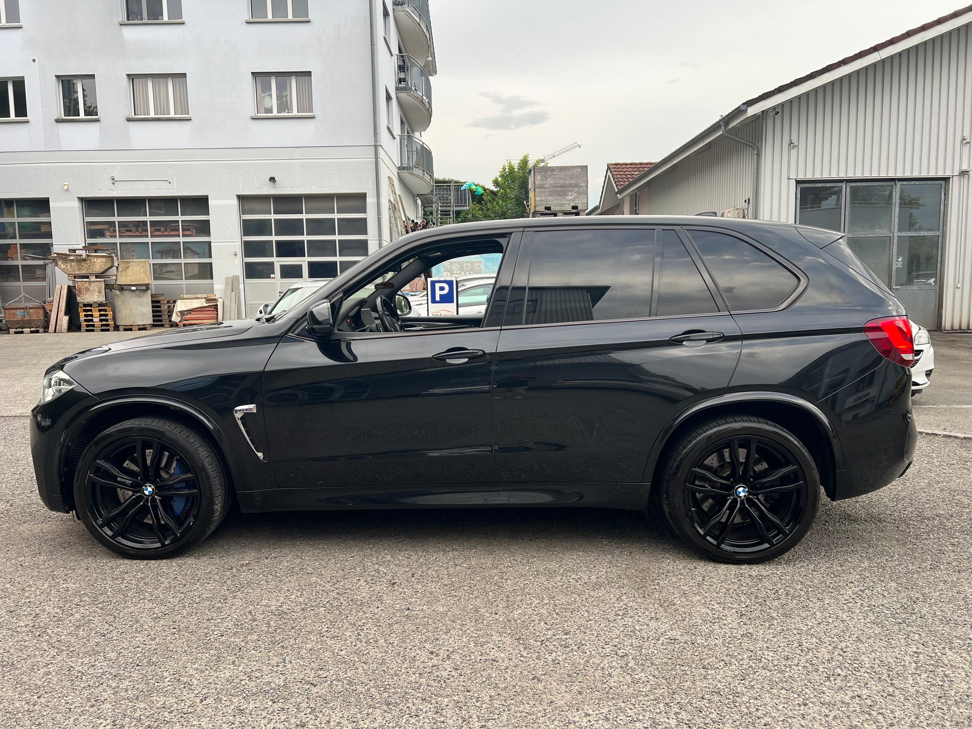 BMW X5M-image-2