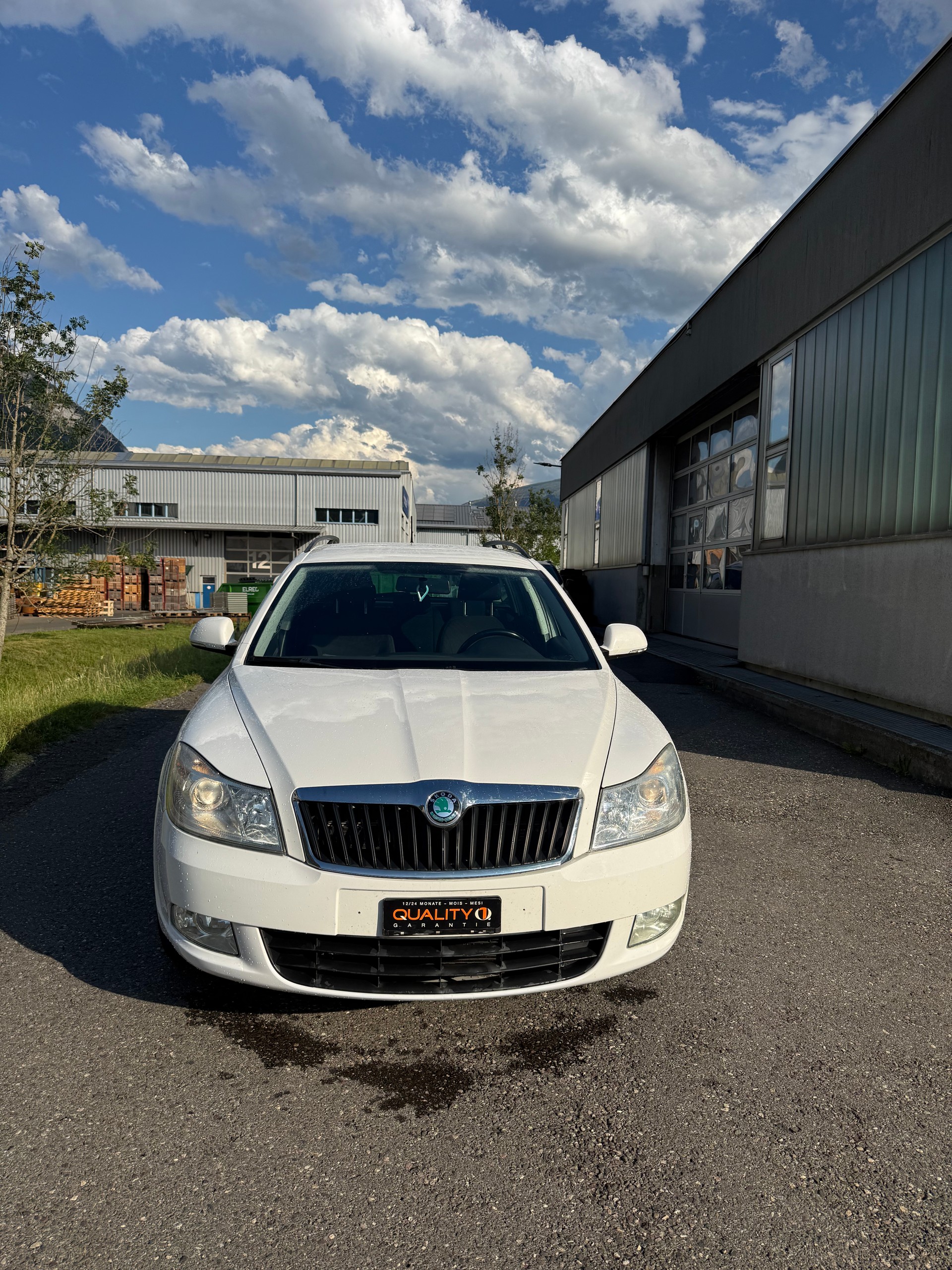 SKODA Octavia Combi 1.6 TDI Twenty20 4x4-showroom-element-2