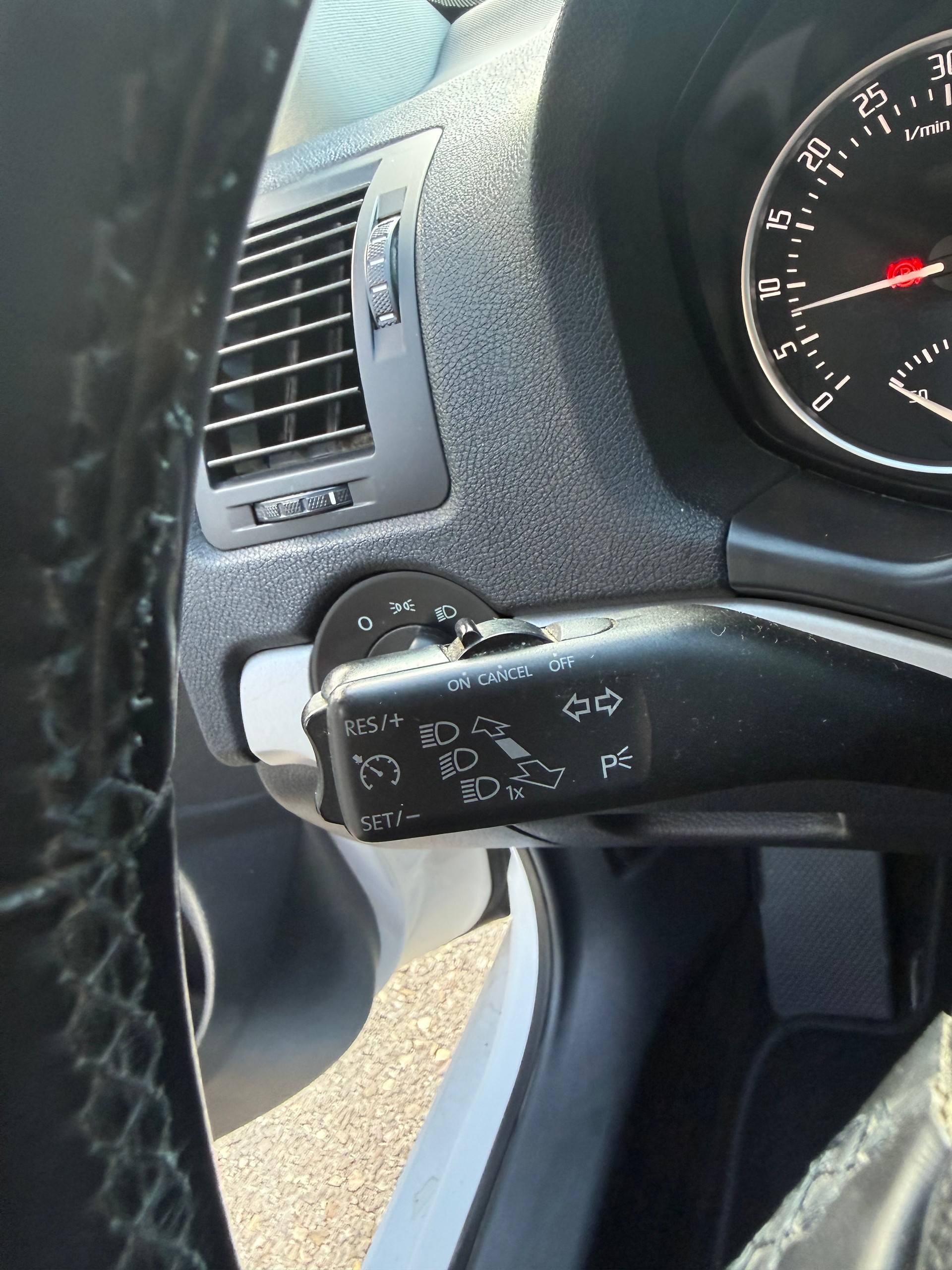SKODA Octavia Combi 1.6 TDI Twenty20 4x4-image-9