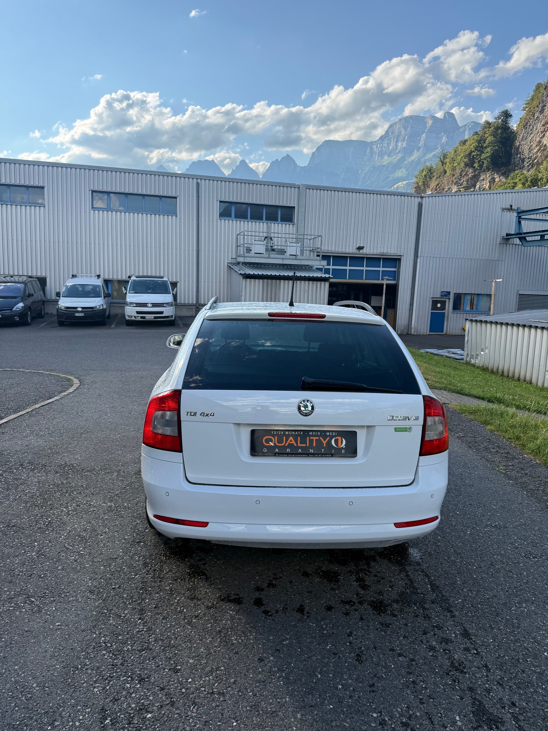 SKODA Octavia Combi 1.6 TDI Twenty20 4x4-image-15