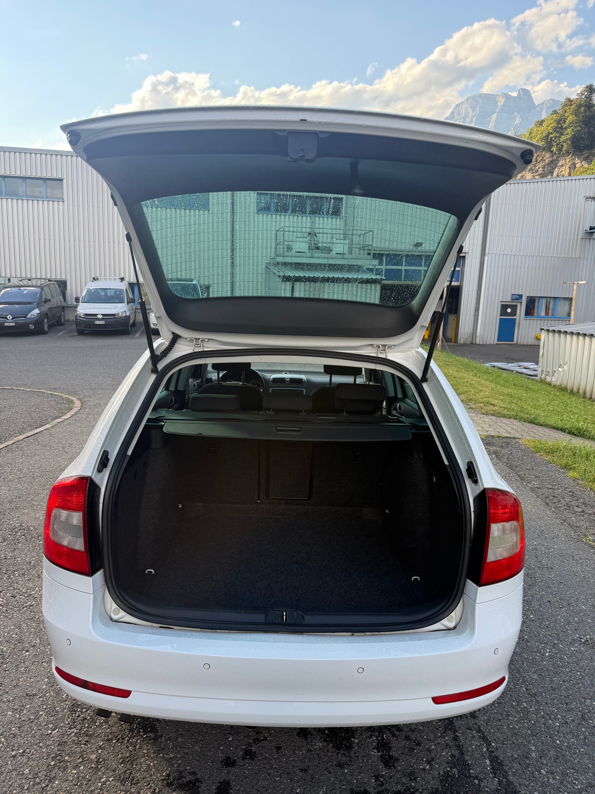SKODA Octavia Combi 1.6 TDI Twenty20 4x4-image-16