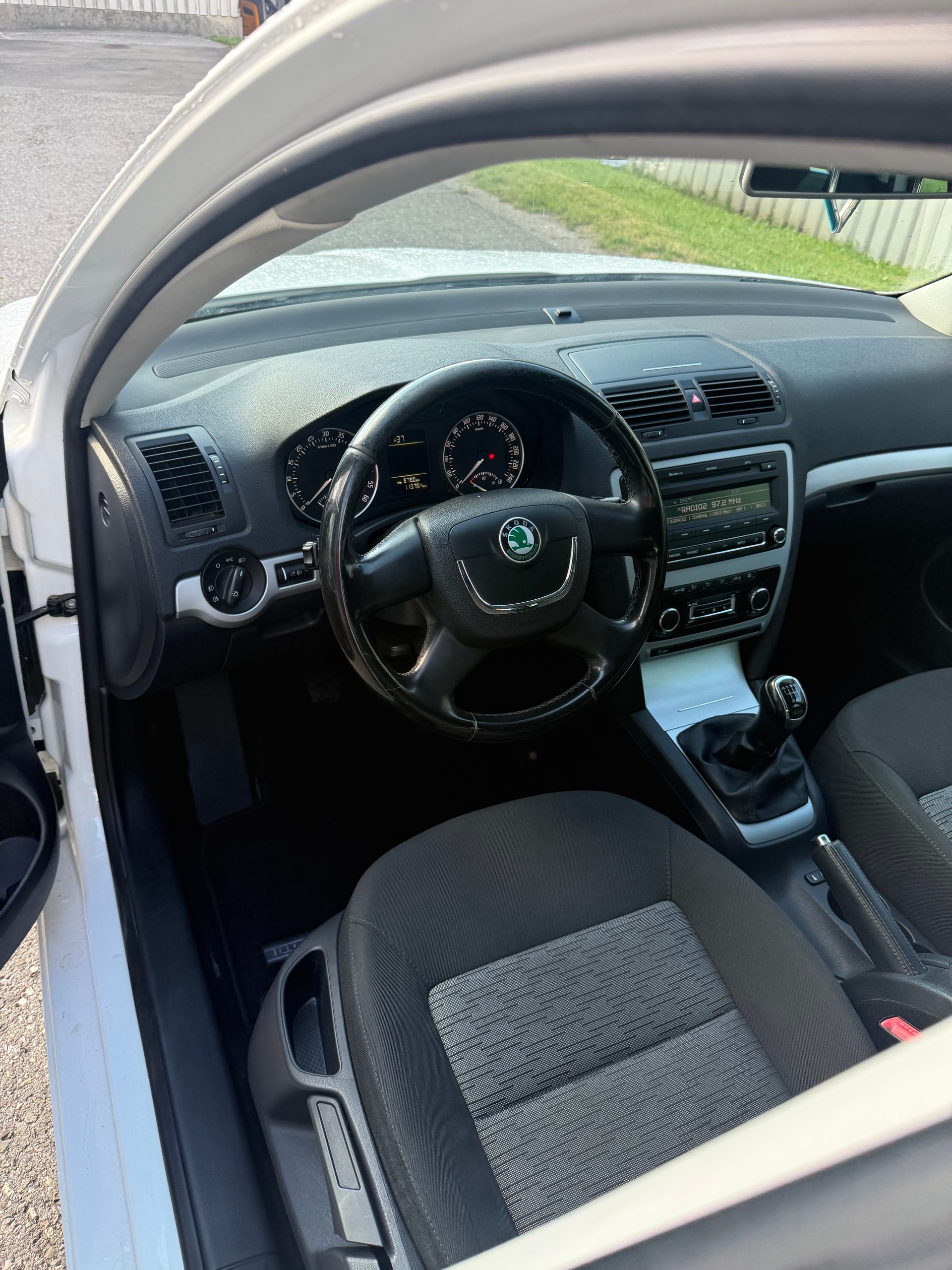 SKODA Octavia Combi 1.6 TDI Twenty20 4x4-image-6