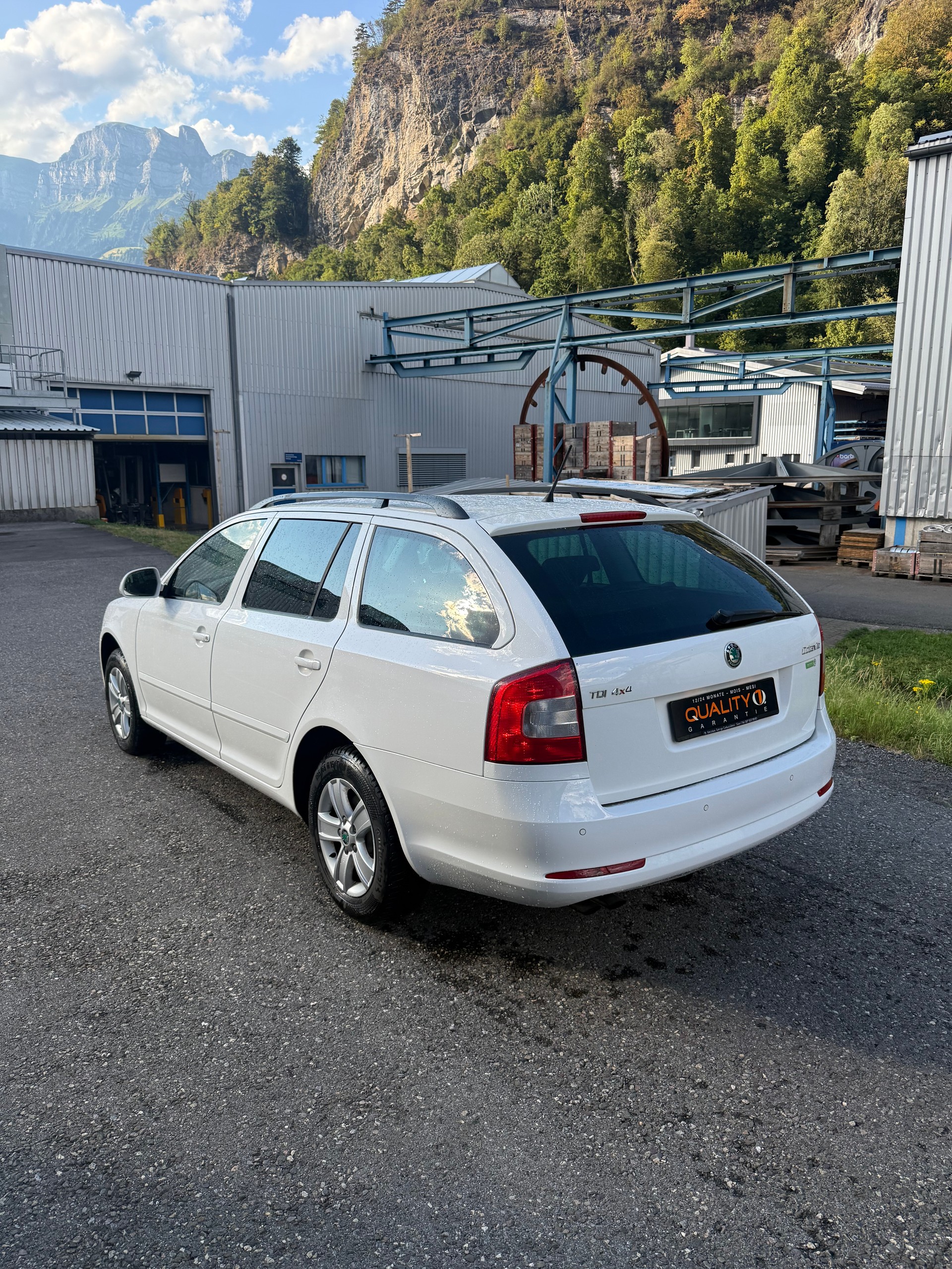 SKODA Octavia Combi 1.6 TDI Twenty20 4x4-image-14