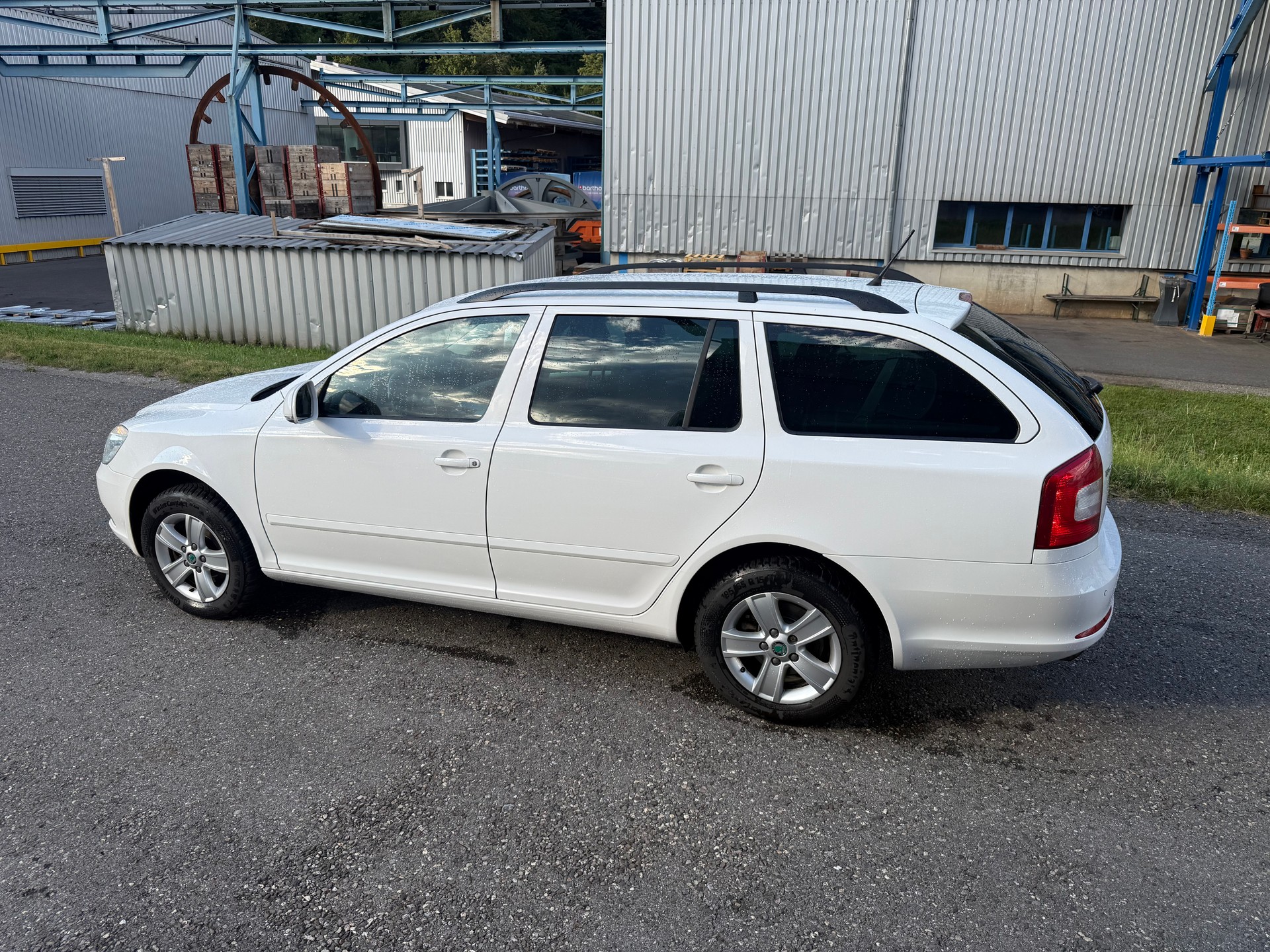 SKODA Octavia Combi 1.6 TDI Twenty20 4x4-image-12