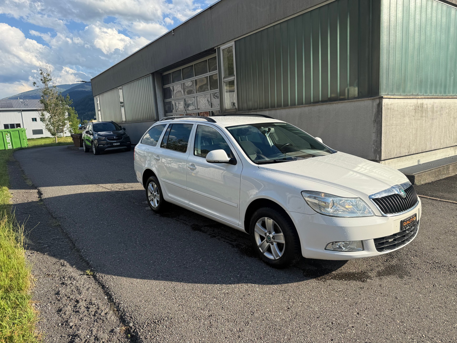 SKODA Octavia Combi 1.6 TDI Twenty20 4x4-image-4
