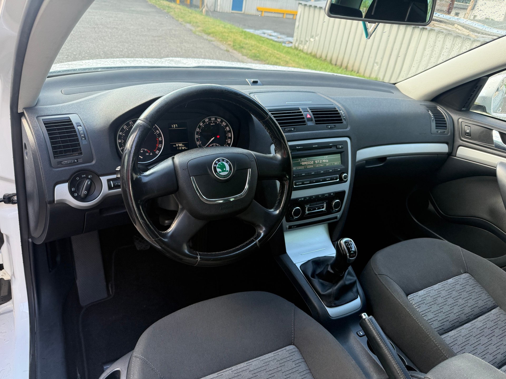SKODA Octavia Combi 1.6 TDI Twenty20 4x4-image-5