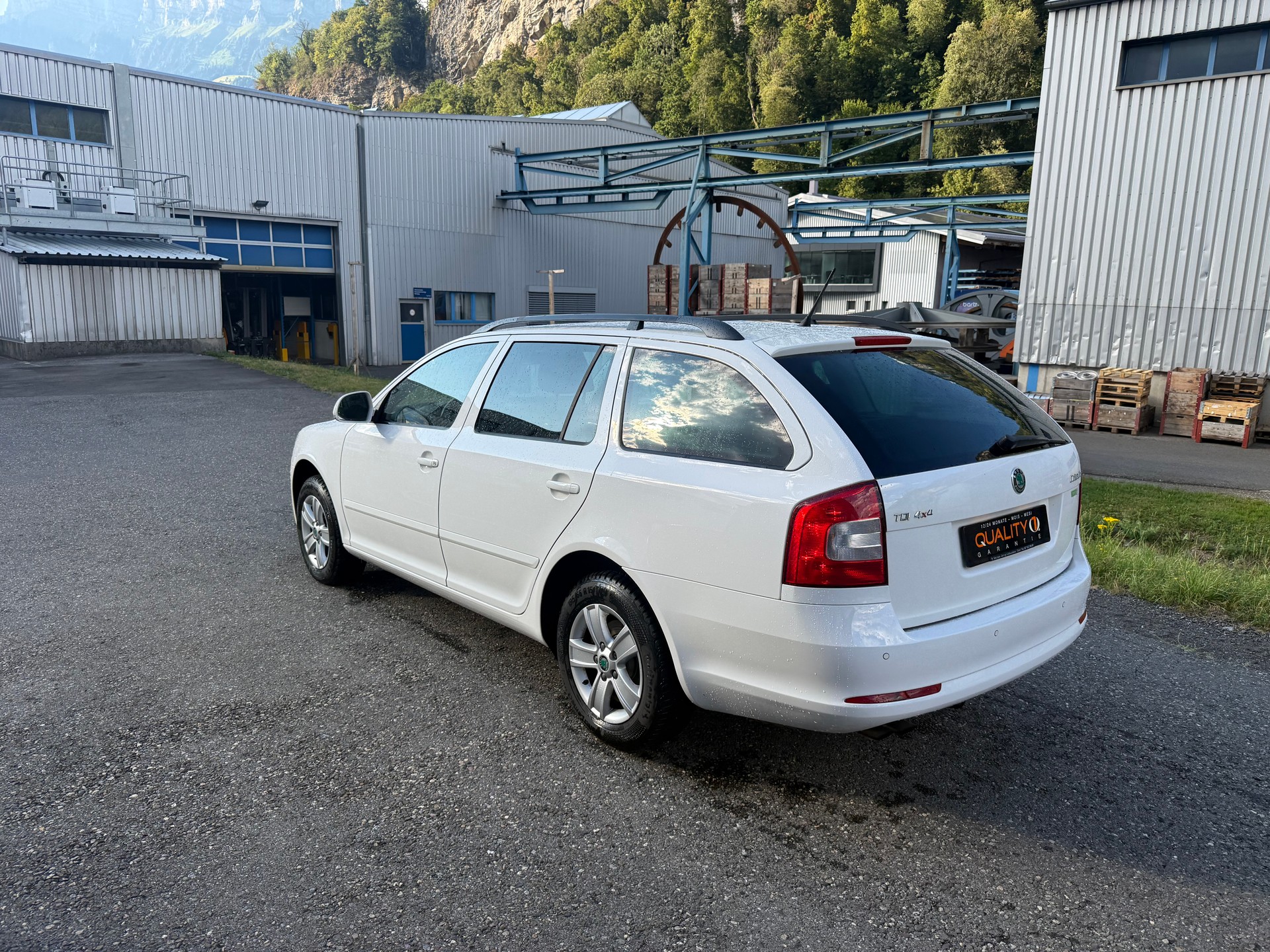 SKODA Octavia Combi 1.6 TDI Twenty20 4x4-image-13