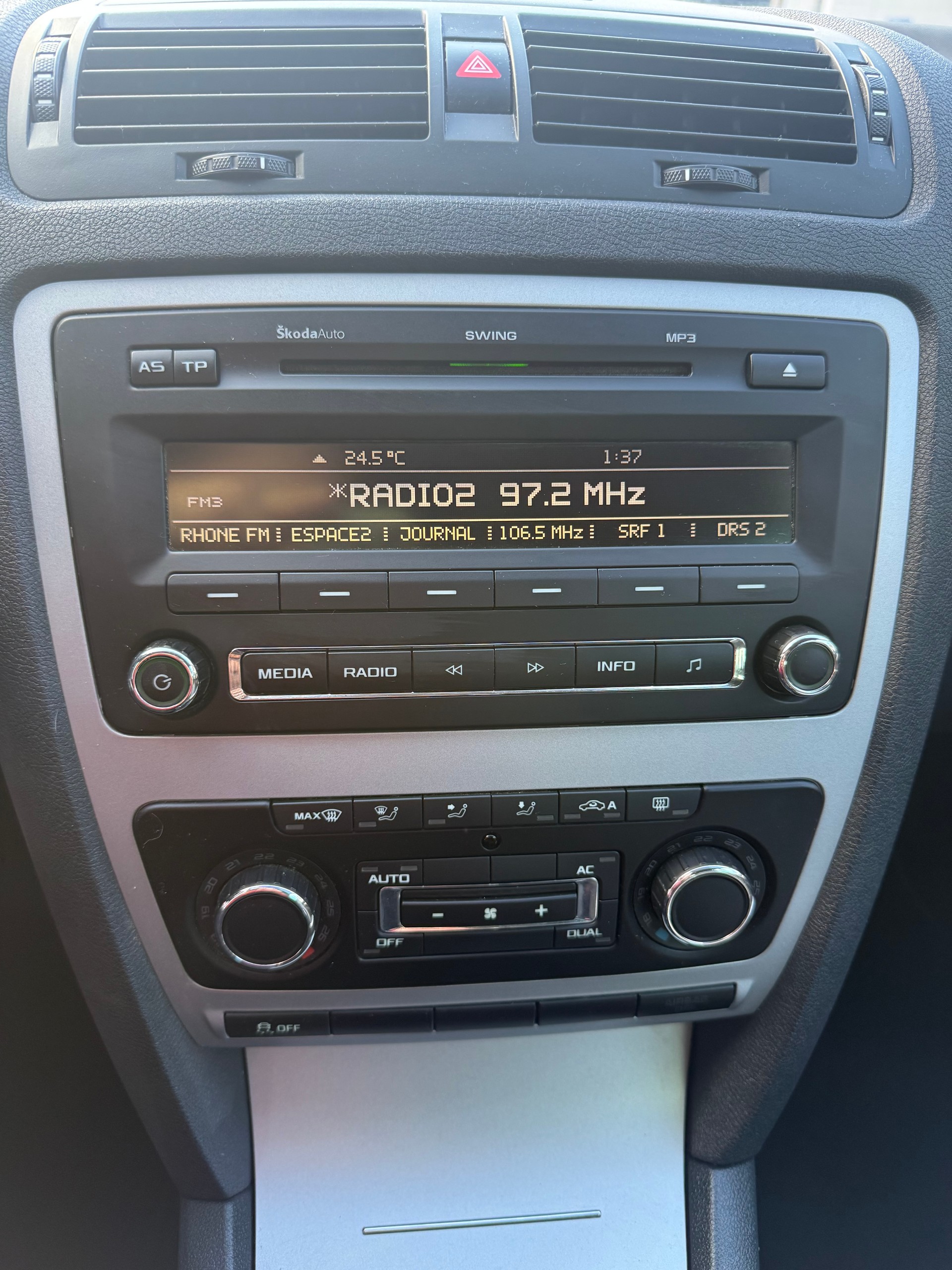 SKODA Octavia Combi 1.6 TDI Twenty20 4x4-image-8