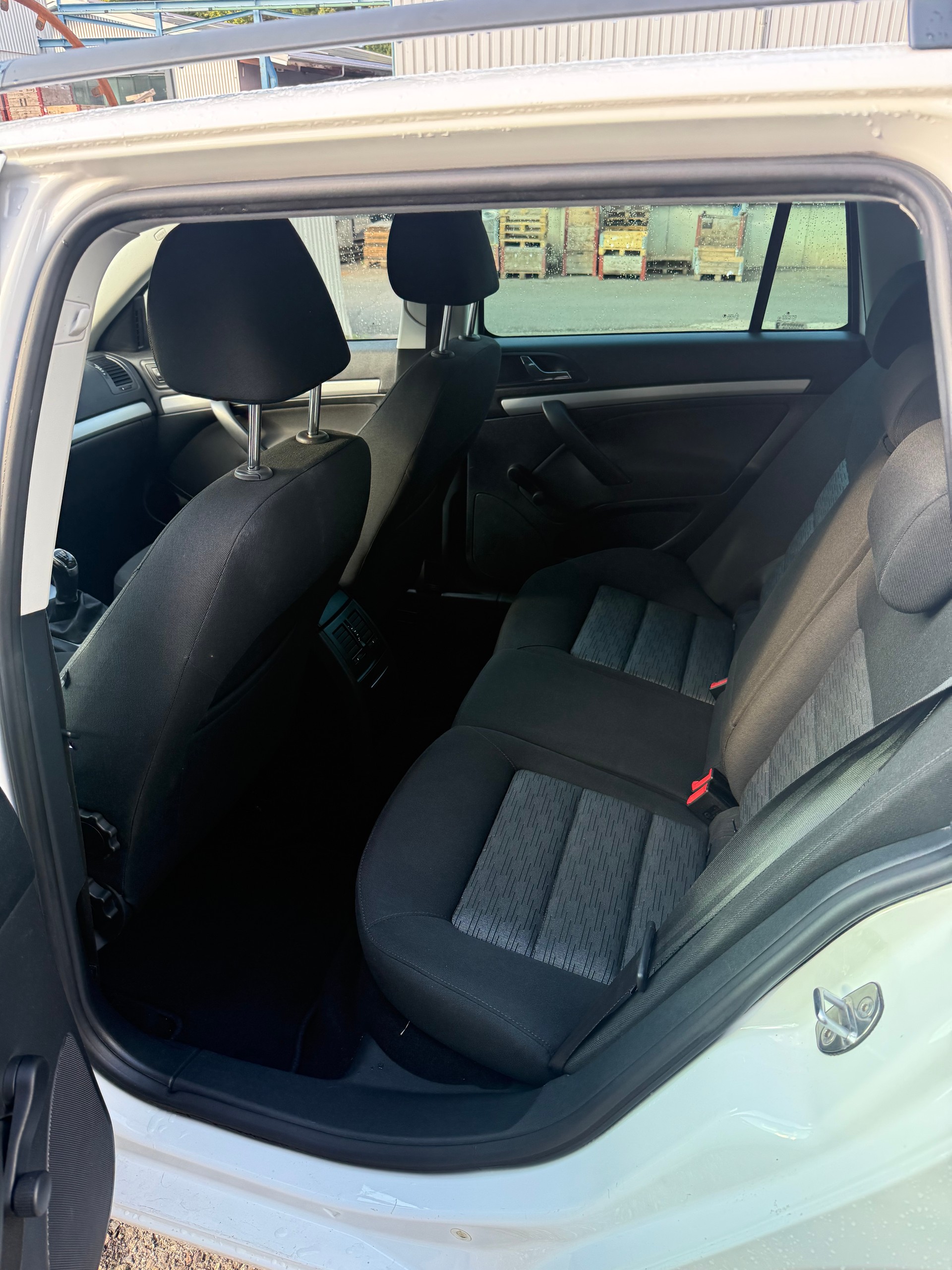 SKODA Octavia Combi 1.6 TDI Twenty20 4x4-image-11